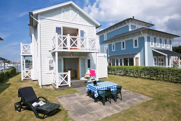 Cape Helius 3 in Hellevoetsluis - Foto 1 van 40