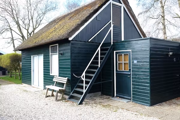 Aan de dwarsgracht in Giethoorn - Foto 1 van 40