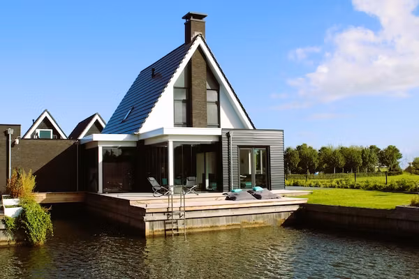 Luxe villa aan het water in Stavoren - Foto 1 van 39