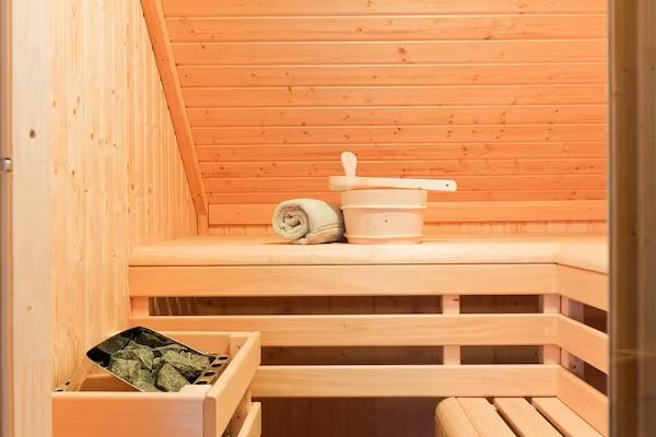 24 pers Pallertshuis Wellness de luxe met sauna en hout gestookte hottub