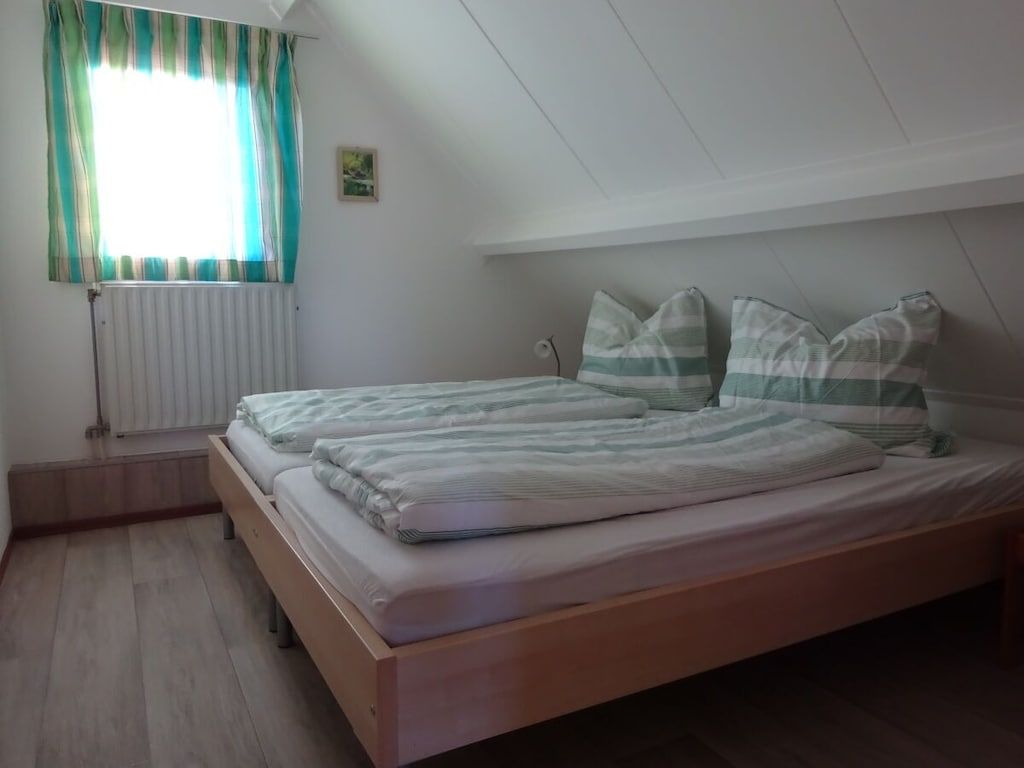 Een slaapkamer van 394165 in Ouddorp Zh