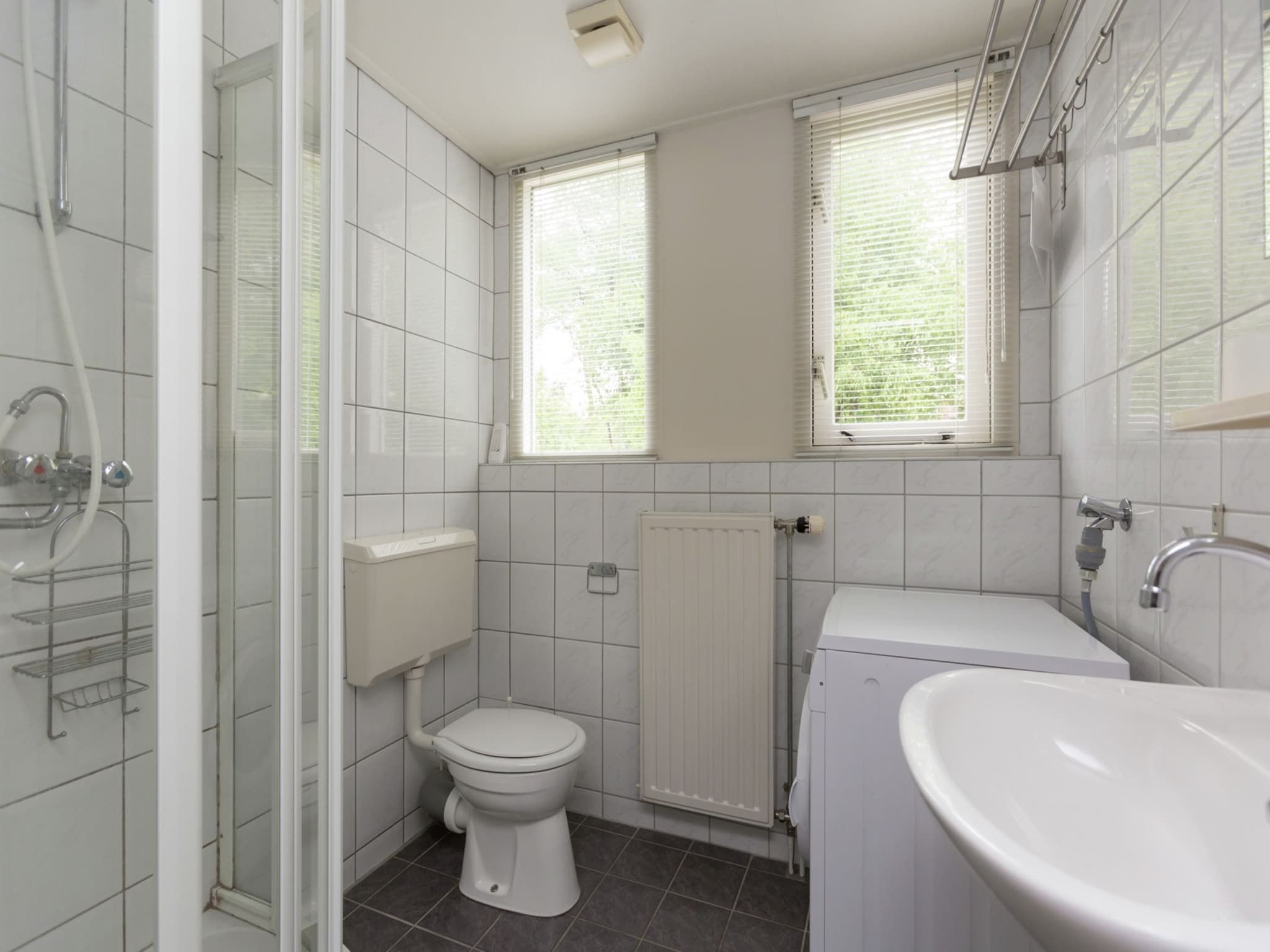 De badkamer van Buitenplaats Berg en Bos nummer 43 in Overijssel