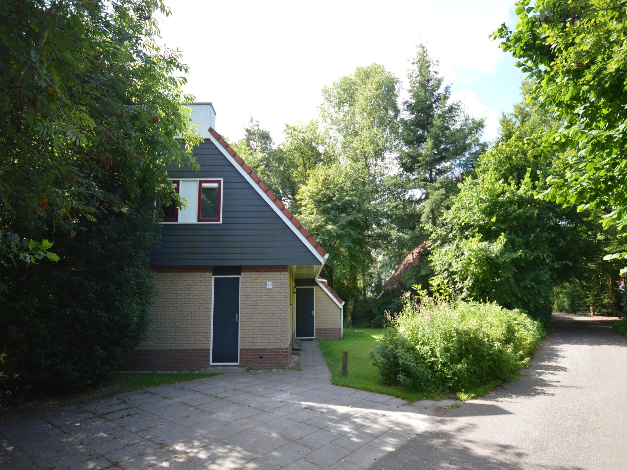 De buitenkant van Buitenplaats Berg en Bos nummer 43 in Overijssel