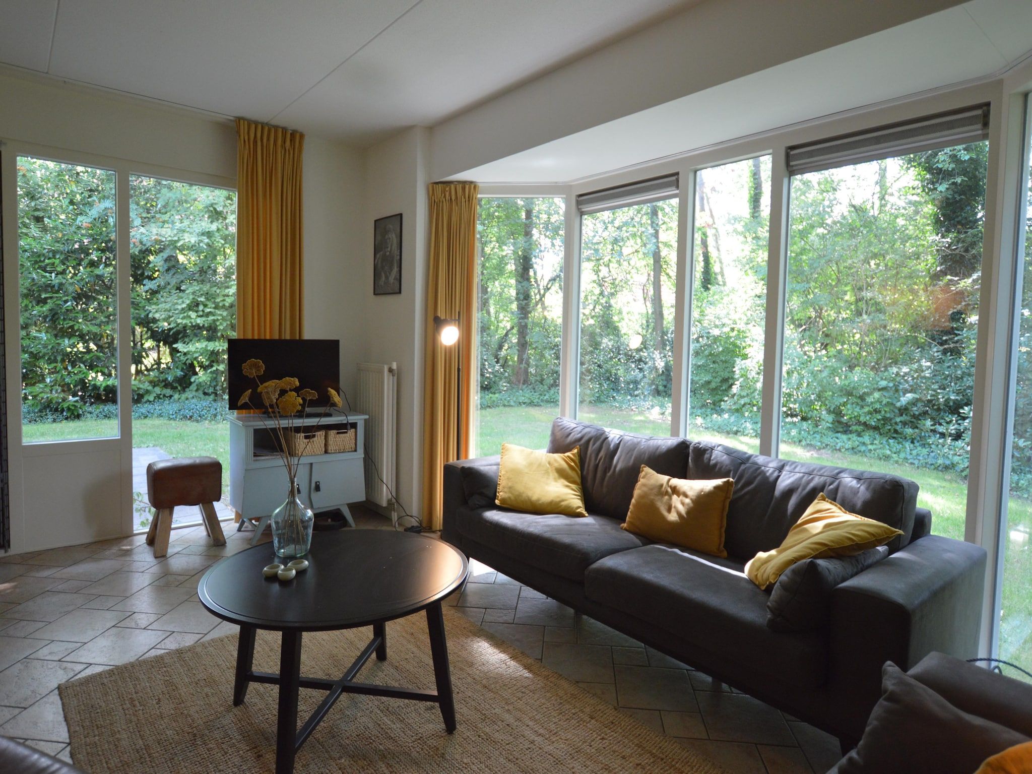 De woonkamer van Buitenplaats Berg en Bos nummer 43 in Overijssel