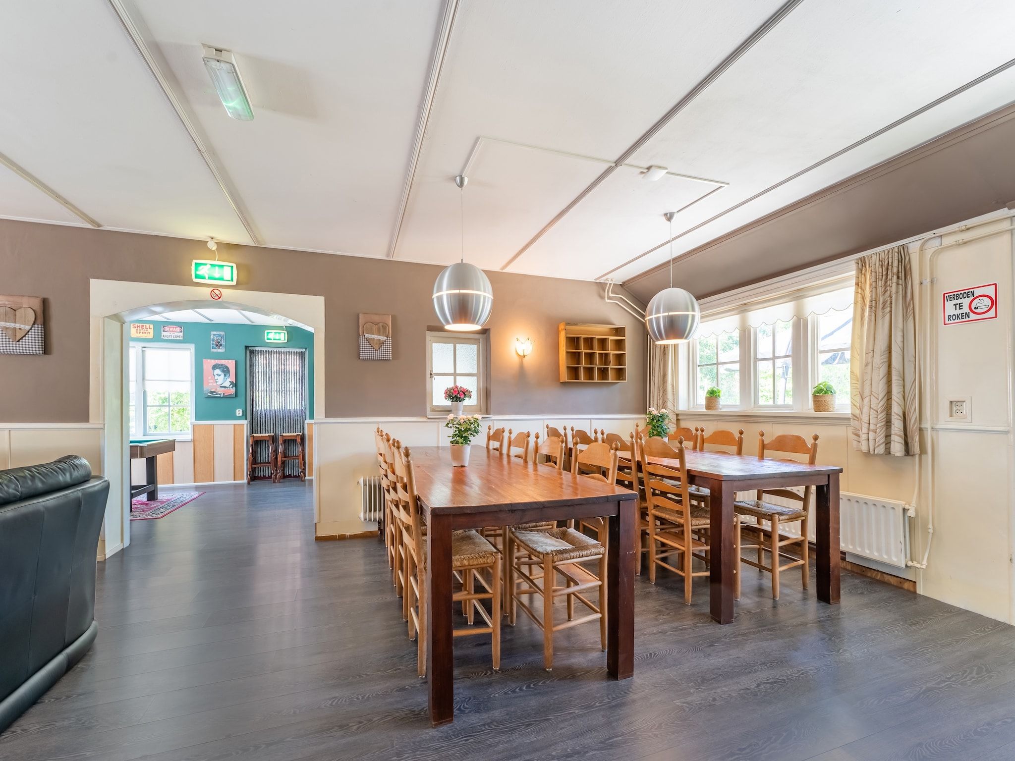 De eetkamer van Hoeve Ginette in Giethoorn