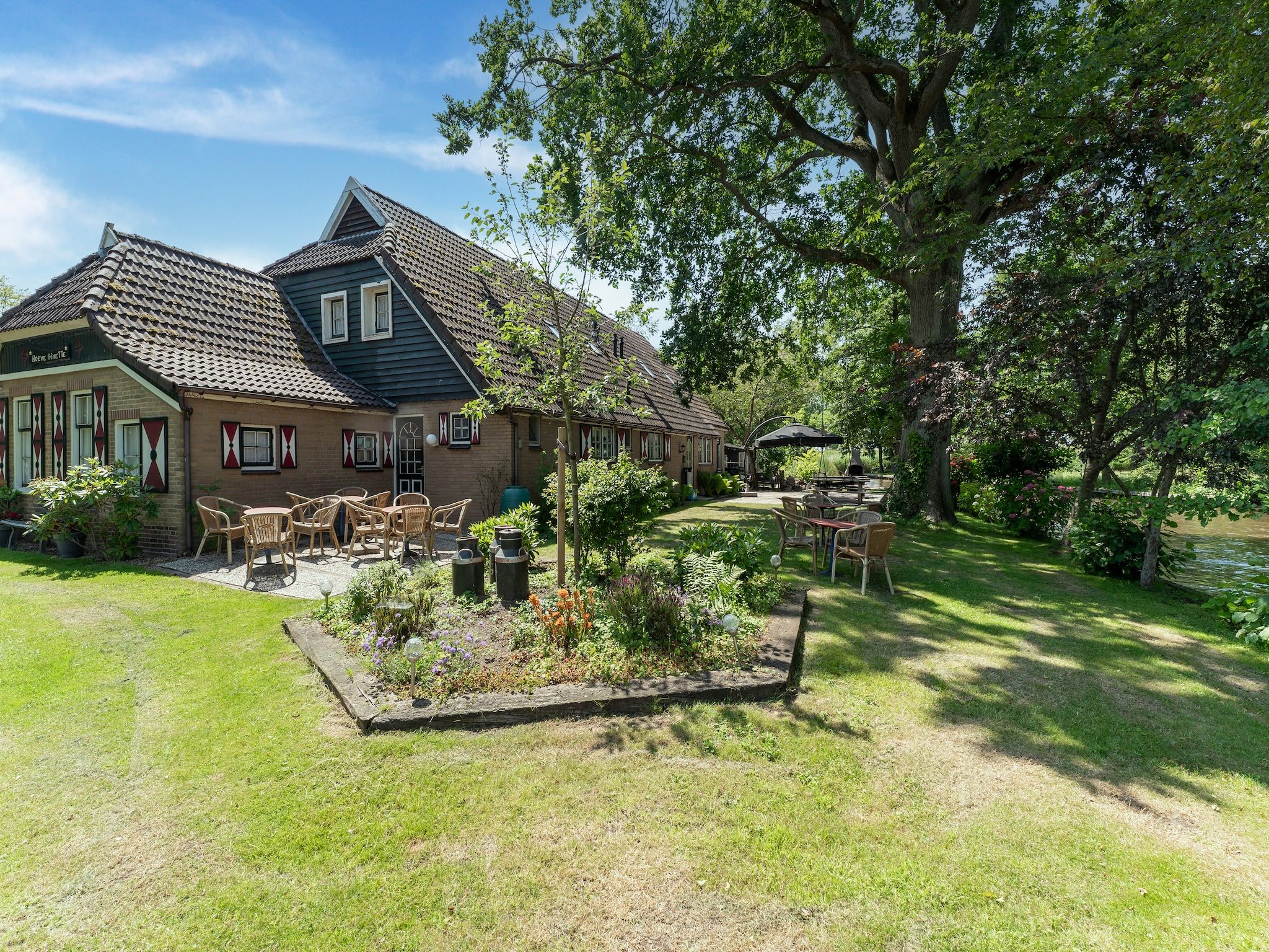 De buitenkant van Hoeve Ginette in Giethoorn