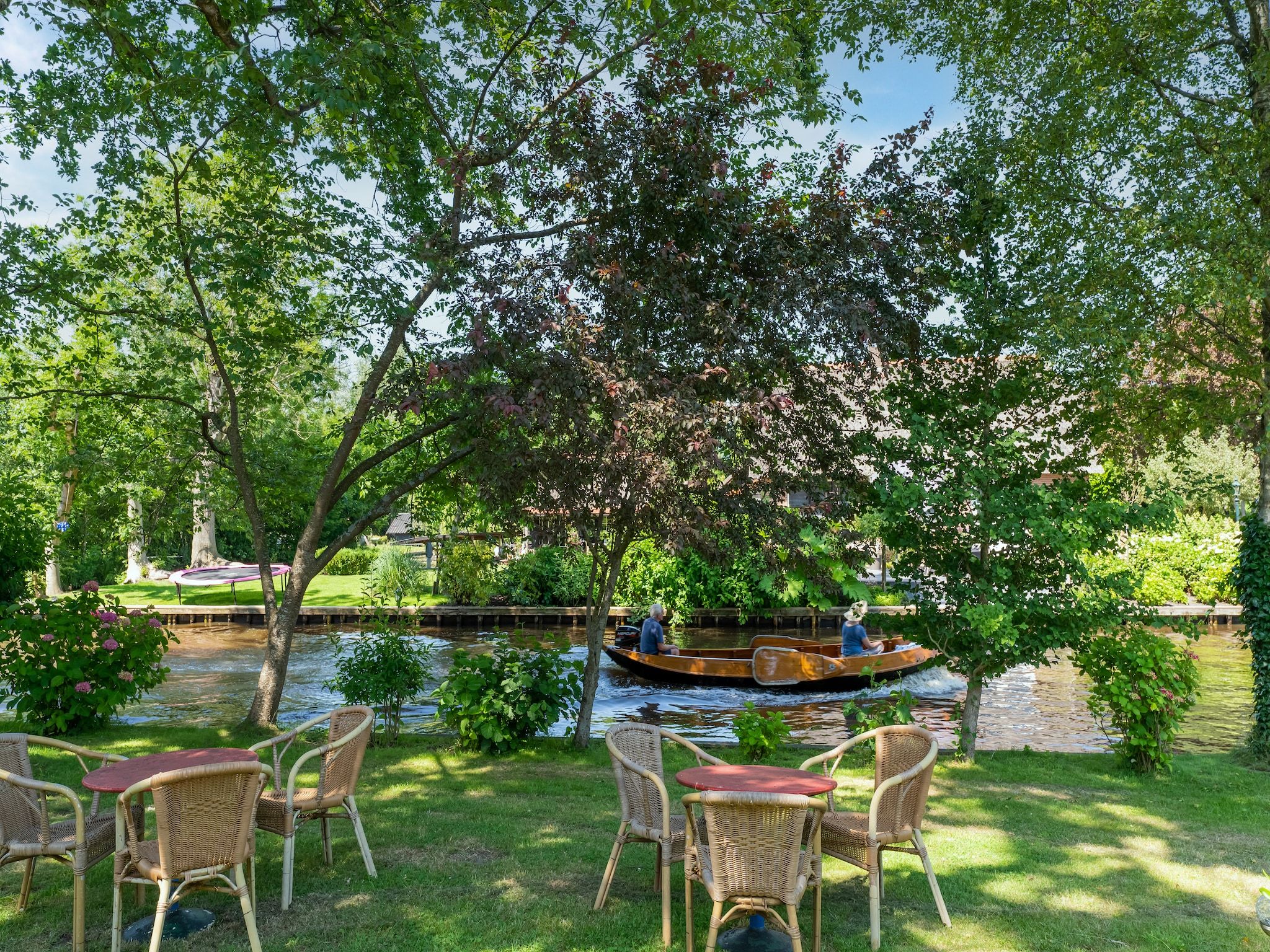 De tuin van Hoeve Ginette in Giethoorn