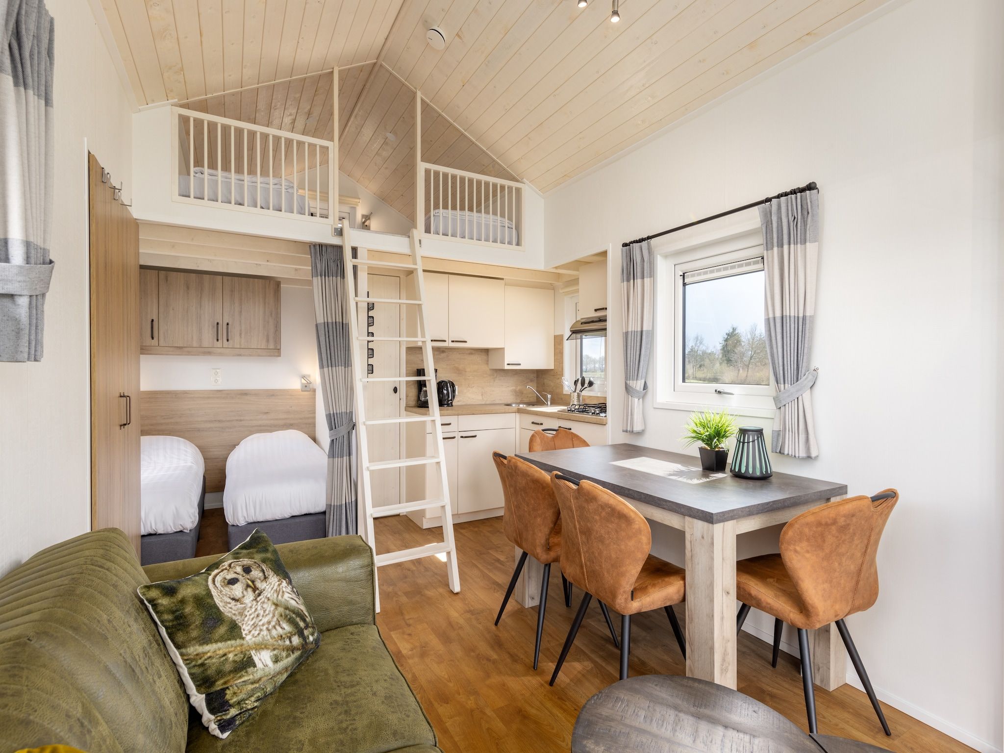 De eetkamer van Recreatiepark Tolplas 19 in Hoge Hexel