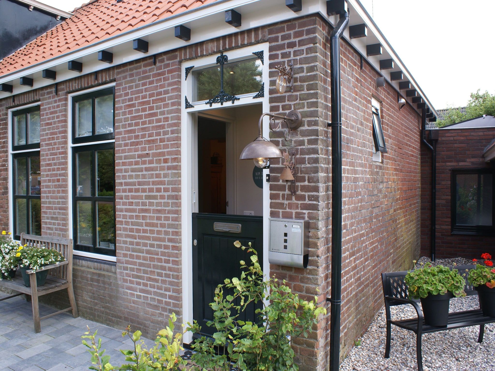De buitenkant van Wadden Geluk in Paesens
