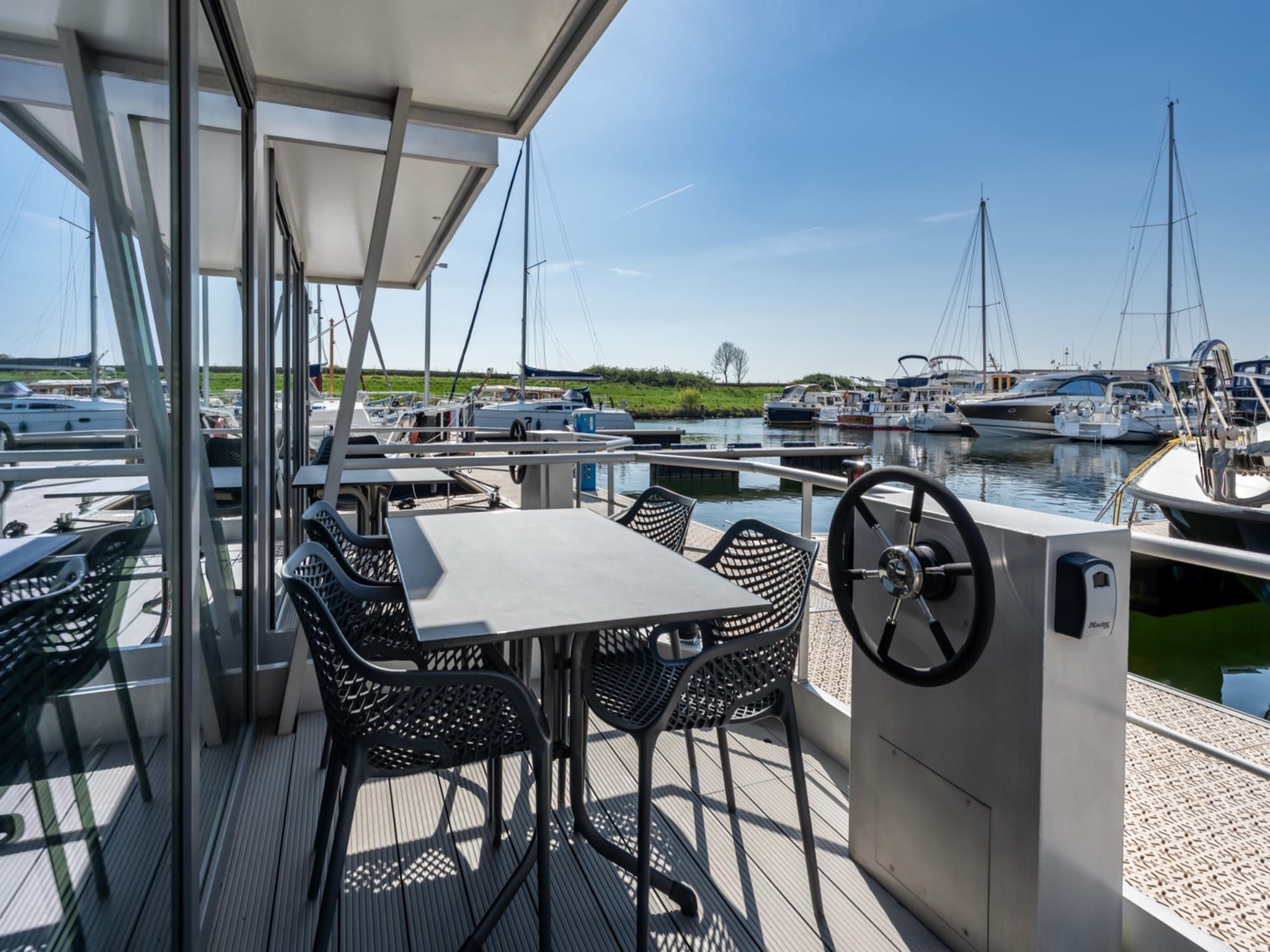 Het terras van Waterlodge Blue Island in Kamperland