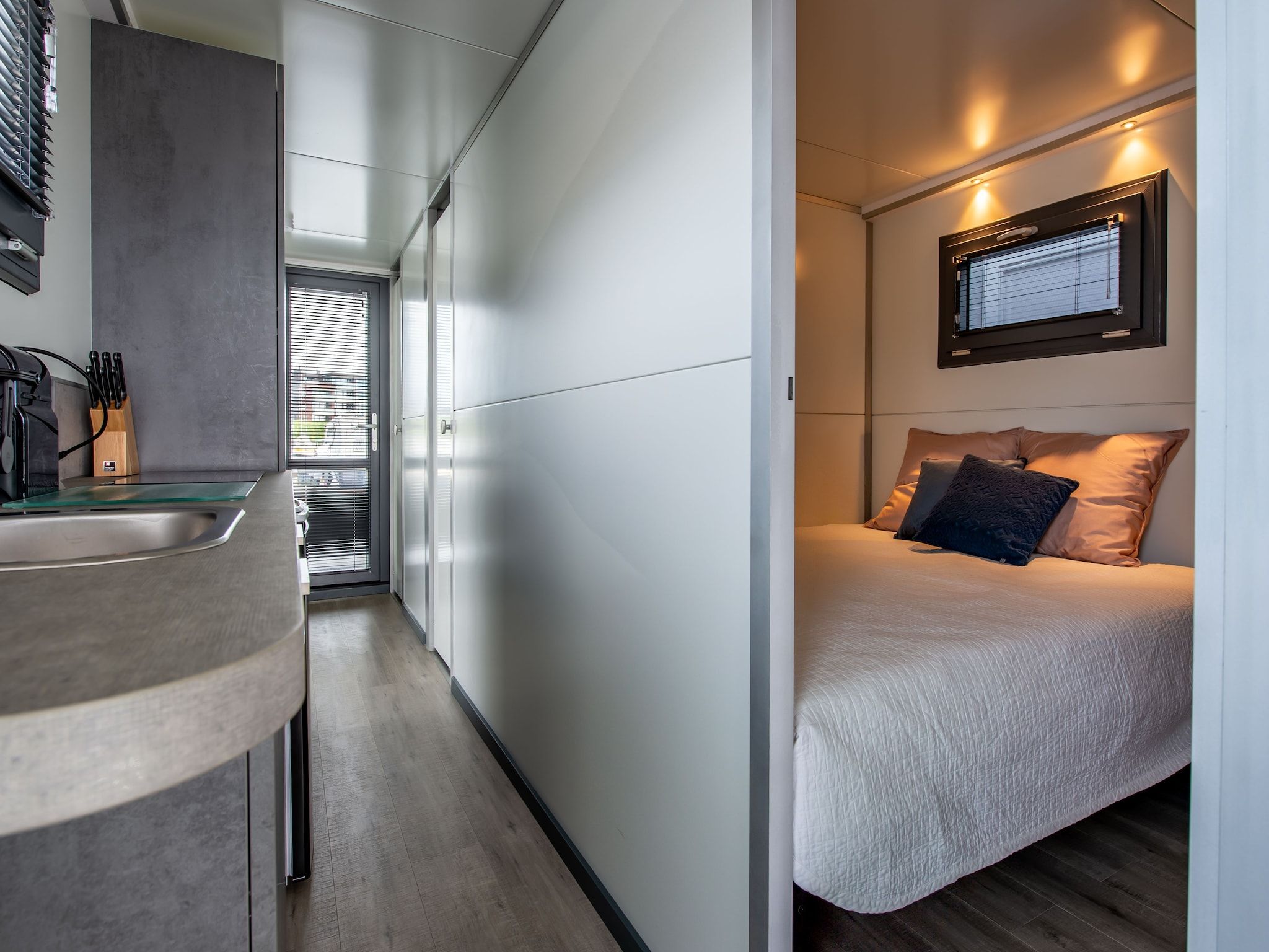 Een slaapkamer van Waterlodge Blue Lagoon in Kamperland