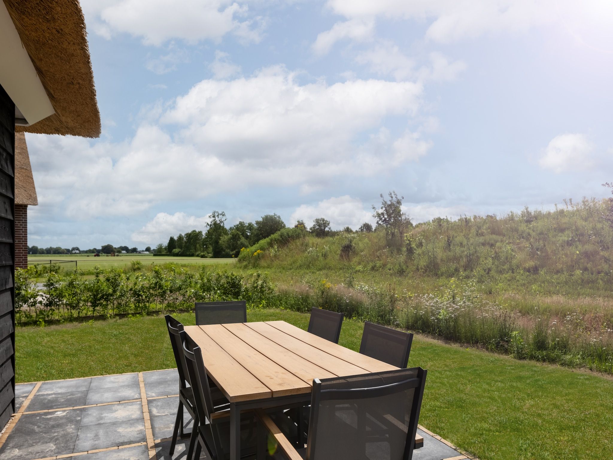 Het terras van Vakantiepark De Heihorsten 3 in Someren