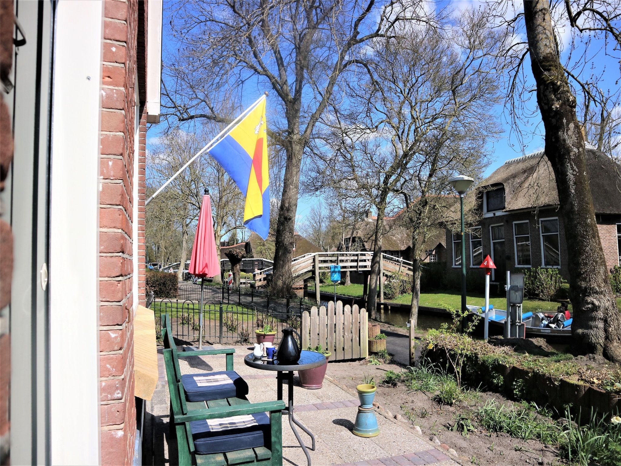 De tuin van Logies Paal 4 Giethoorn – 3 persoons in Giethoorn