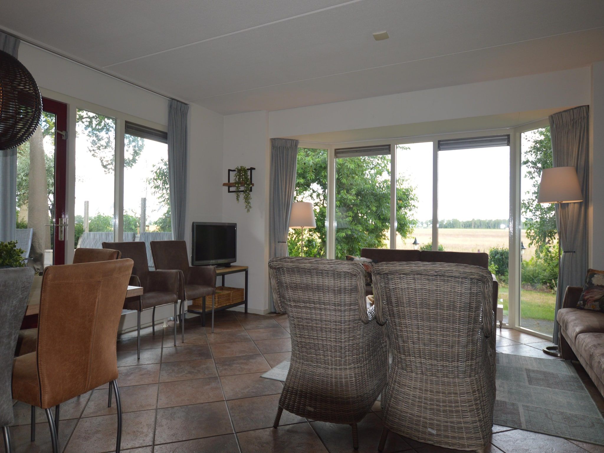 De woonkamer van Buitenplaats Berg en Bos nummer 15 in Lemele