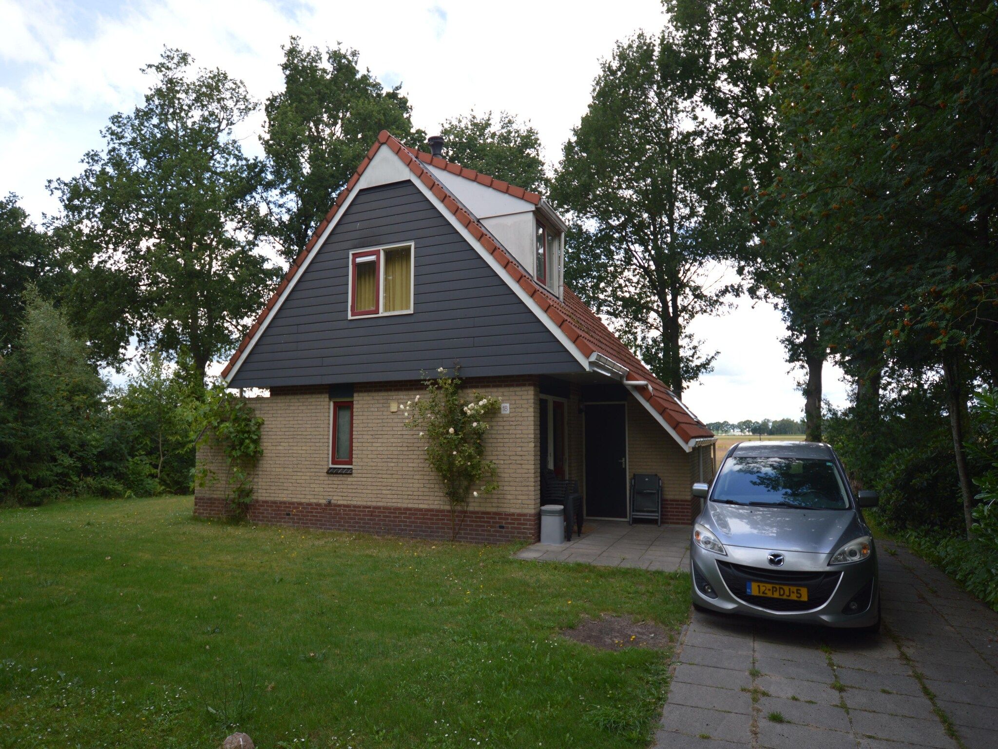 De buitenkant van Buitenplaats Berg en Bos nummer 18 in Lemele