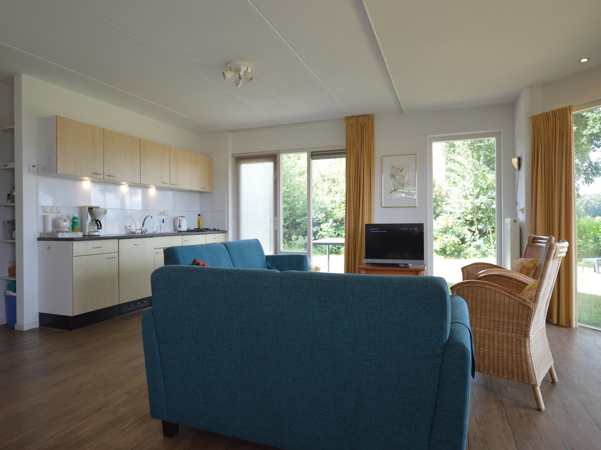 De woonkamer van Buitenplaats Berg en Bos nummer 18 in Lemele