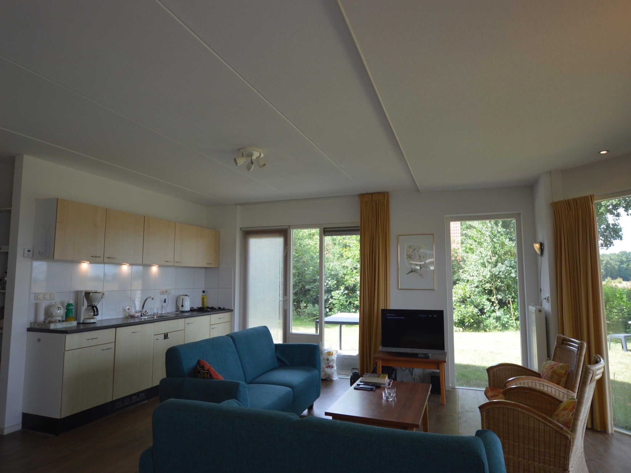 De woonkamer van Buitenplaats Berg en Bos nummer 18 in Lemele