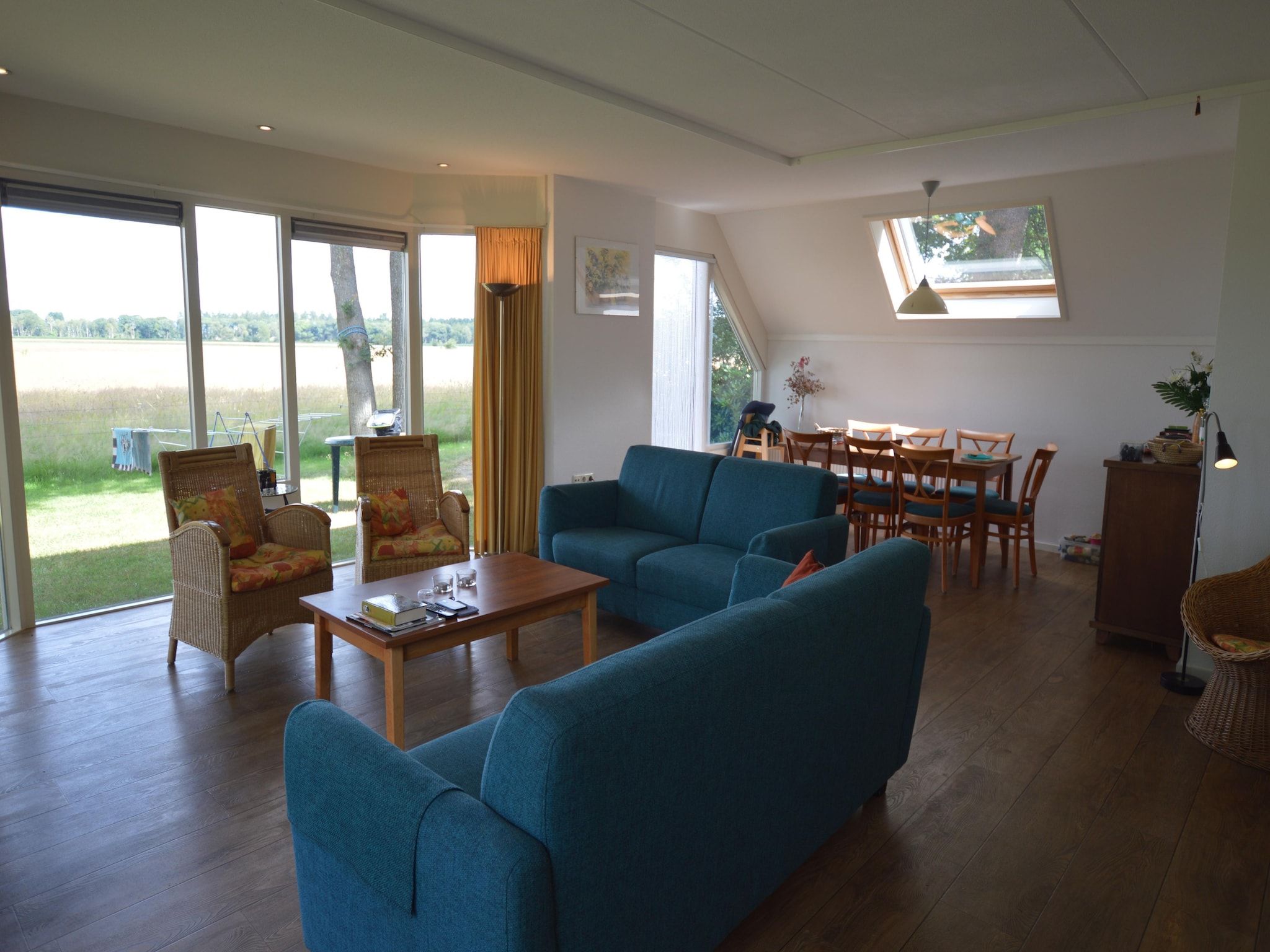 De woonkamer van Buitenplaats Berg en Bos nummer 18 in Lemele