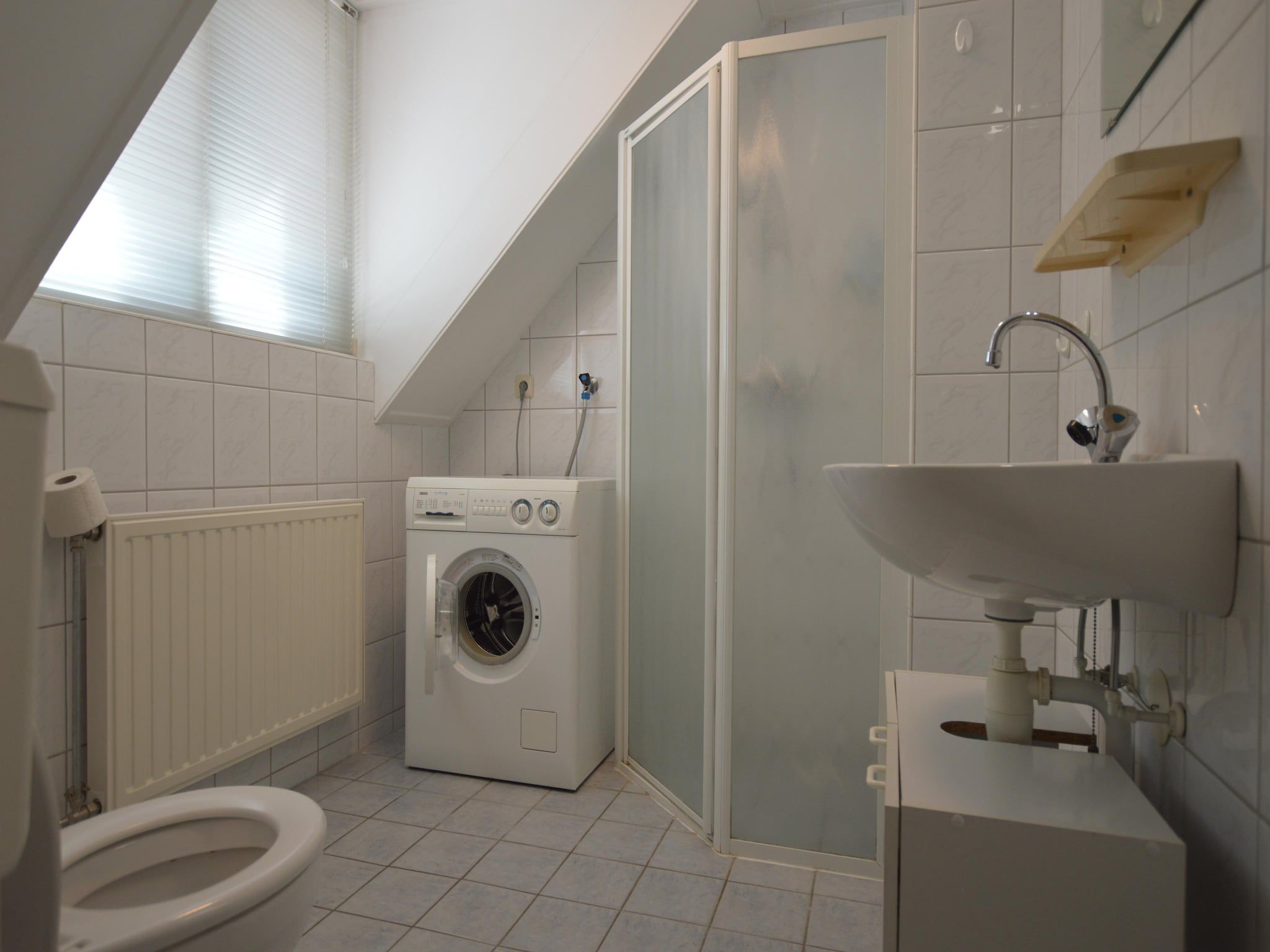 De badkamer van Buitenplaats Berg en Bos nummer 18 in Lemele