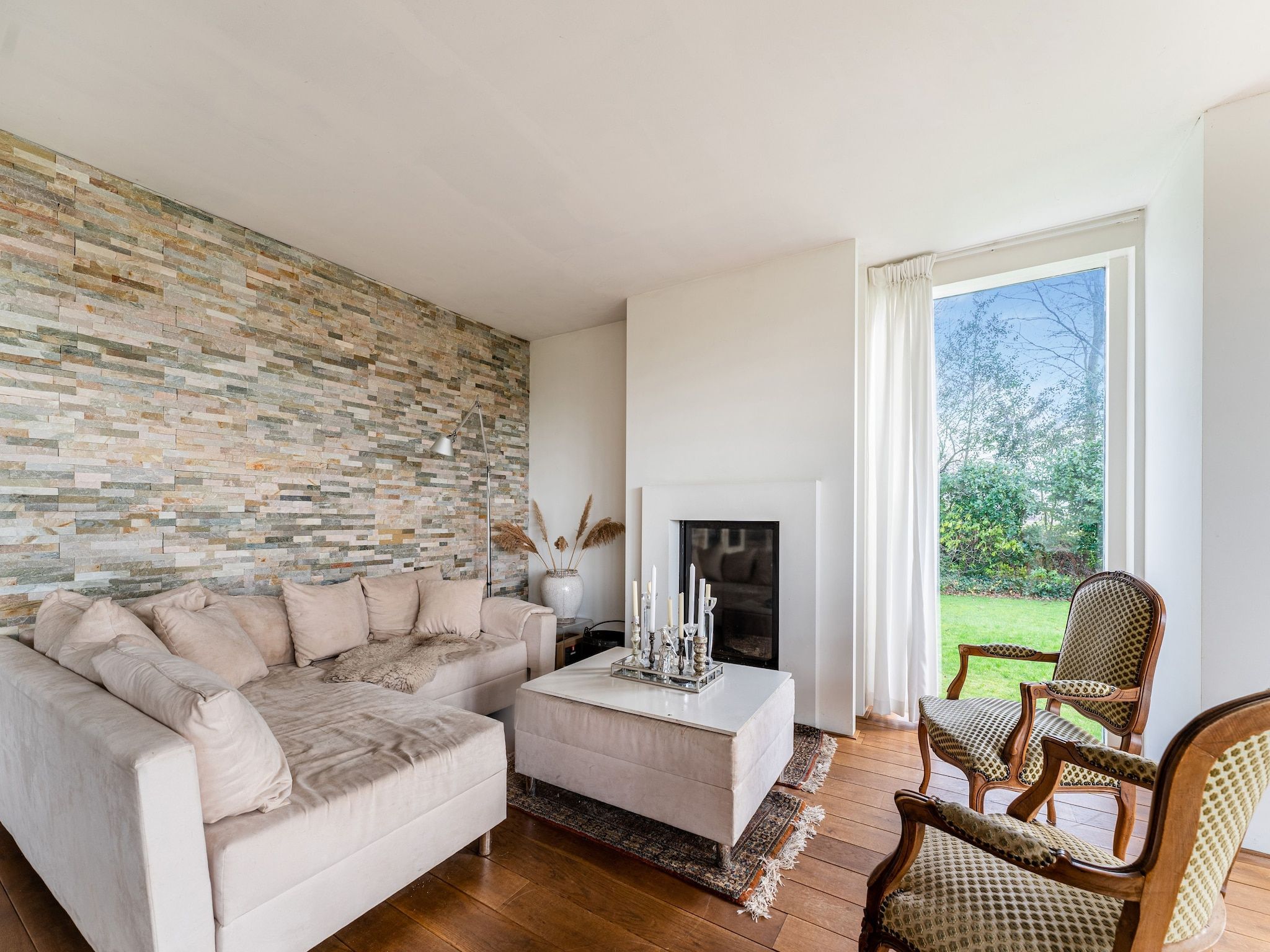 De woonkamer van Villa Gabrielle in Bergen