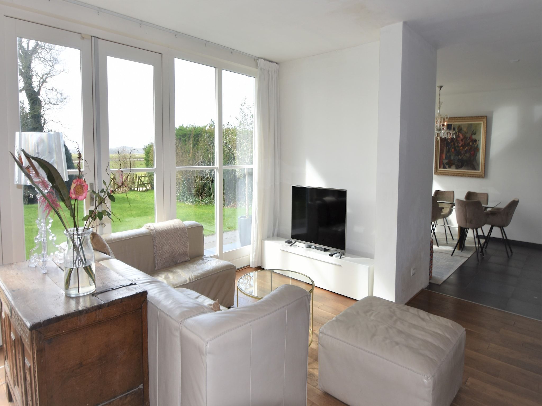 De woonkamer van Villa Gabrielle in Bergen