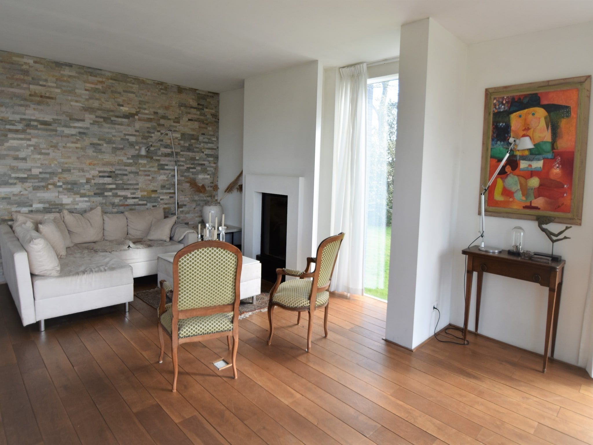 De woonkamer van Villa Gabrielle in Bergen