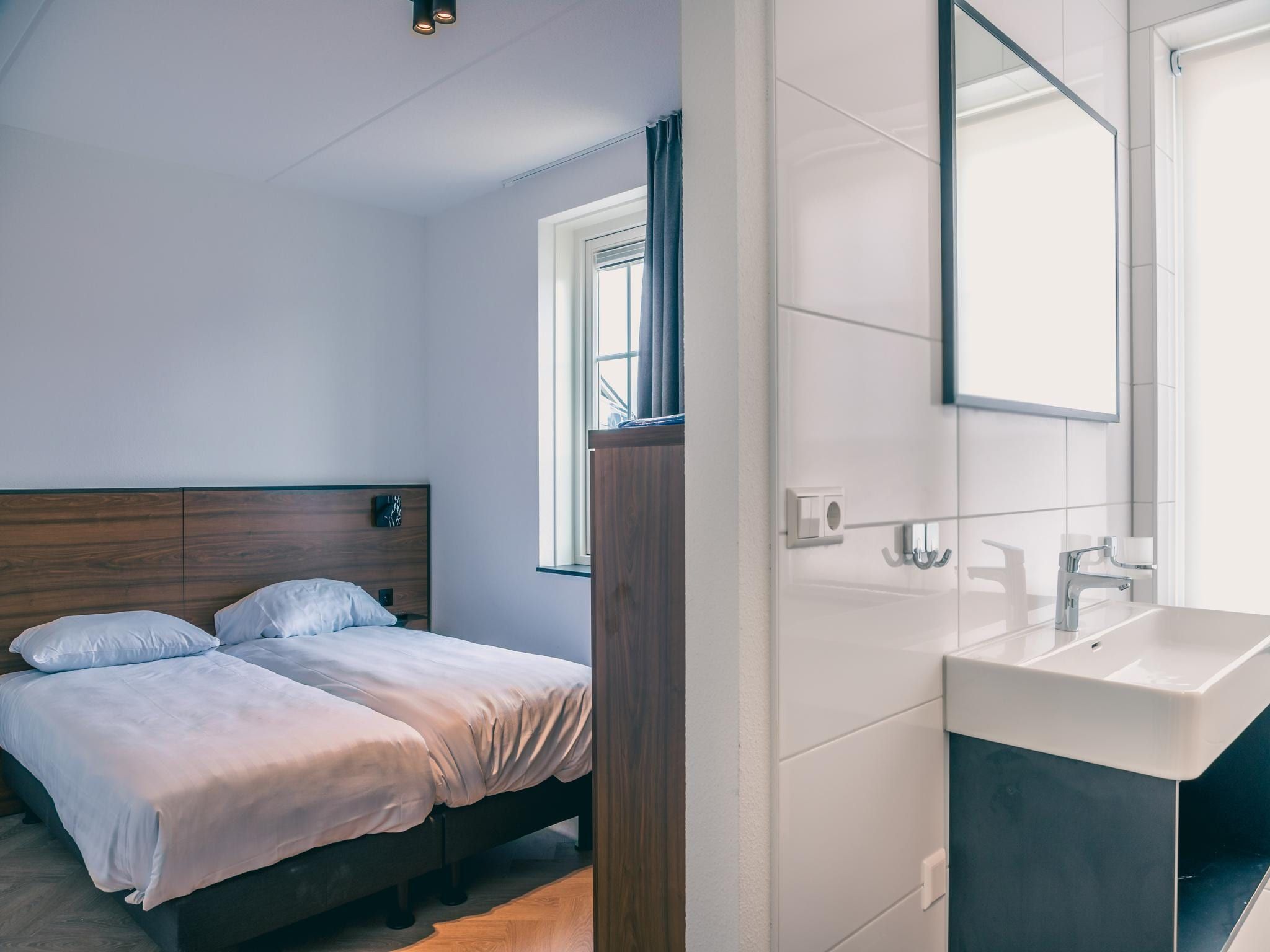 Een slaapkamer van Watervilla Sauna 6 in Medemblik
