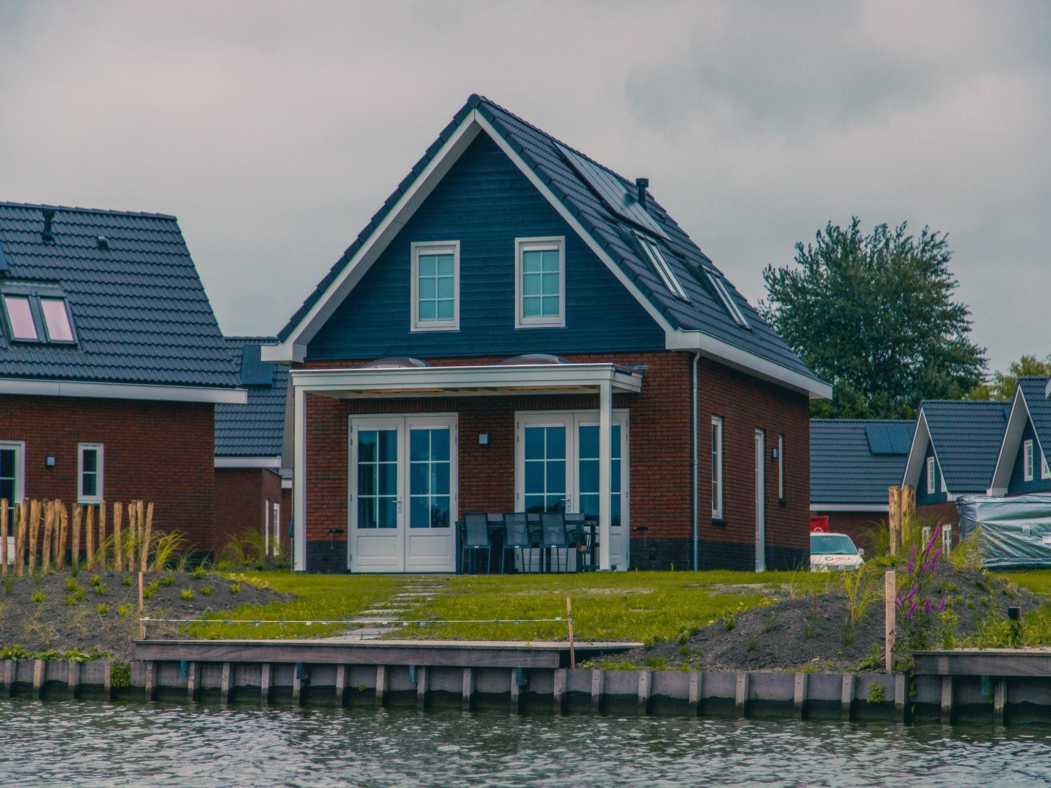Het terras van Watervilla Sauna 6 in Medemblik