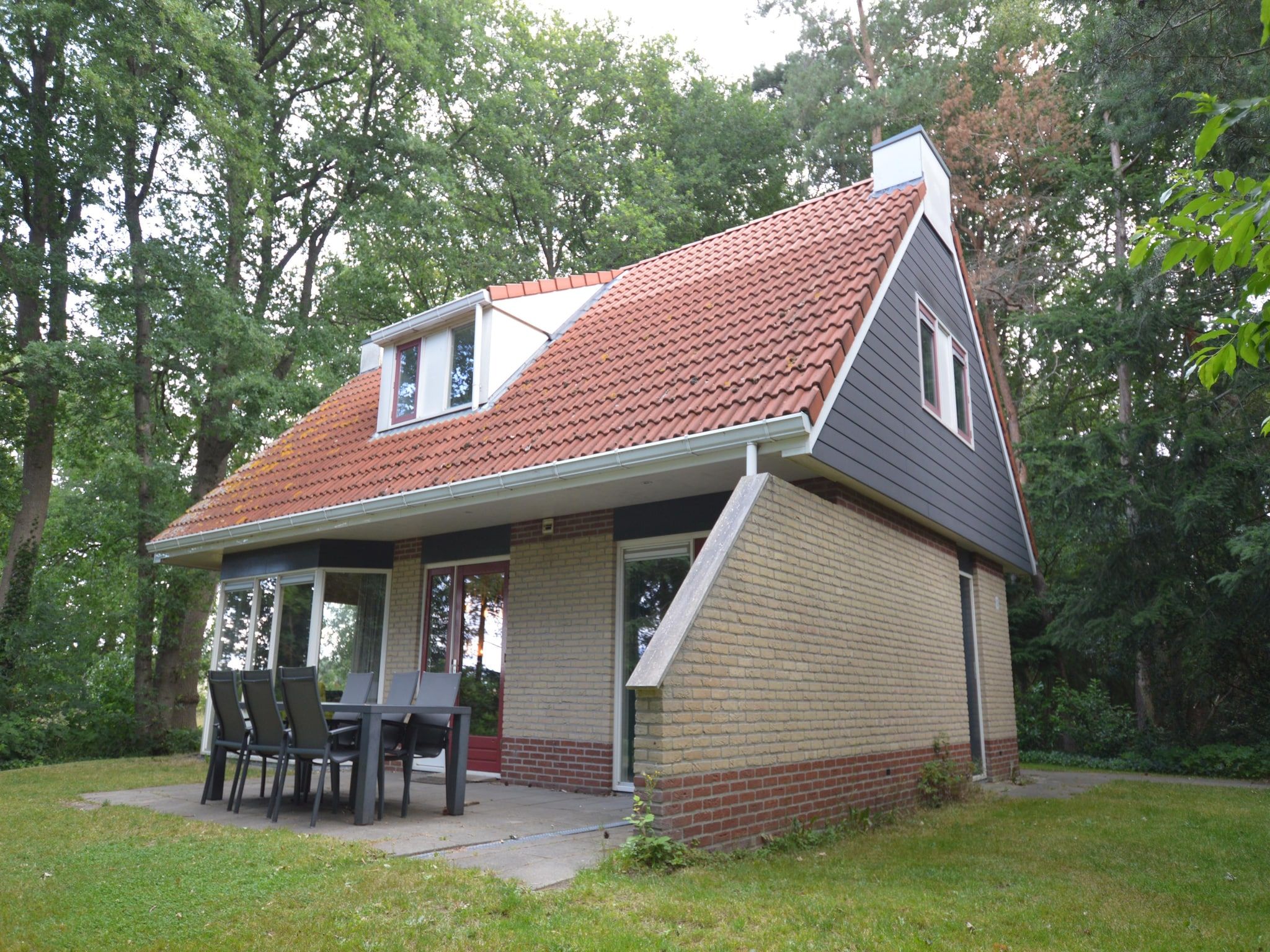 De buitenkant van Buitenplaats Berg en Bos nummer 13 in Overijssel