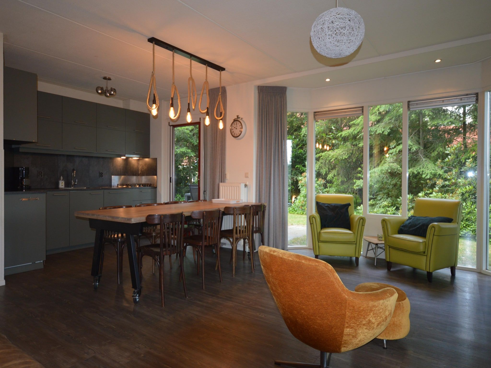 De woonkamer van Buitenplaats Berg en Bos nummer 13 in Overijssel