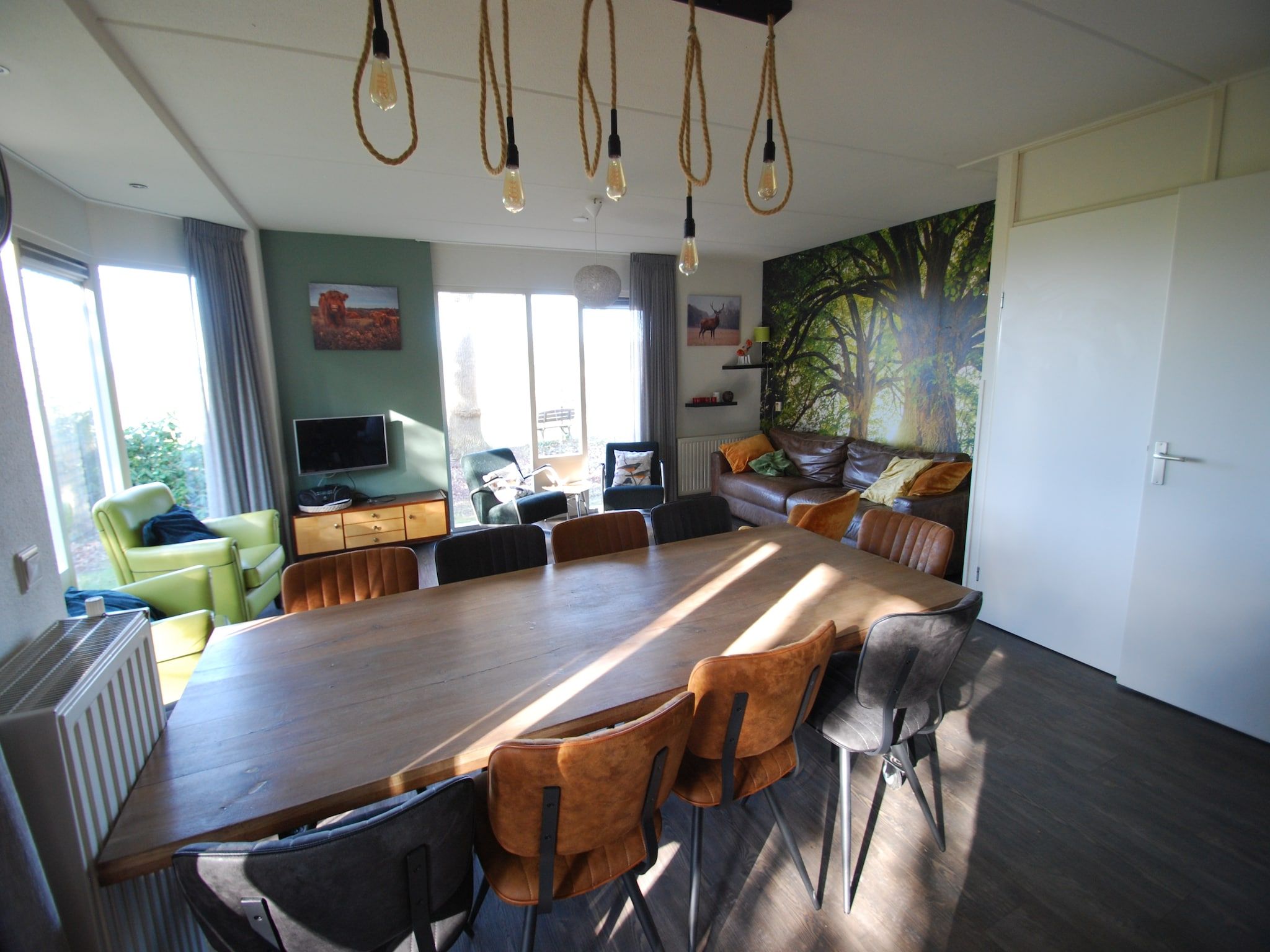 De eetkamer van Buitenplaats Berg en Bos nummer 13 in Overijssel