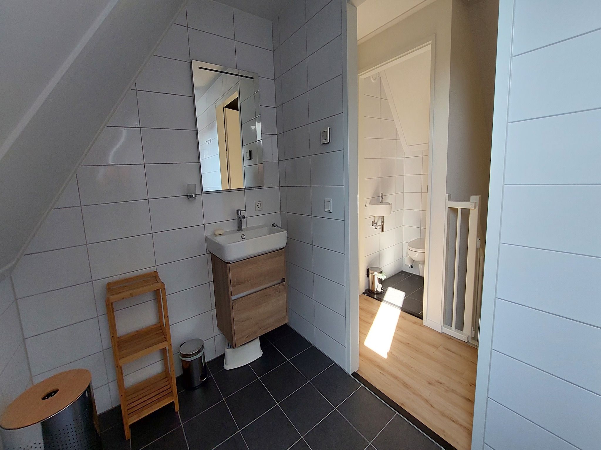 De badkamer van De Meerkoet Huis Nr 37 in Scherpenisse