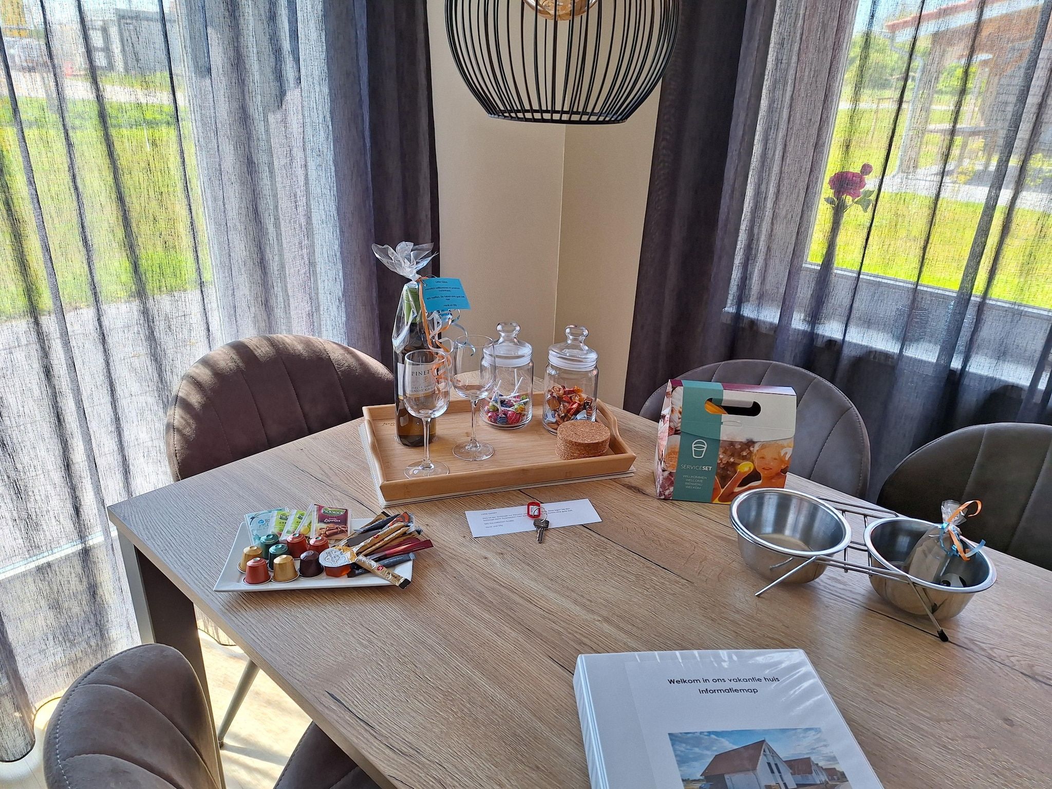 De eetkamer van De Meerkoet Huis Nr 37 in Scherpenisse