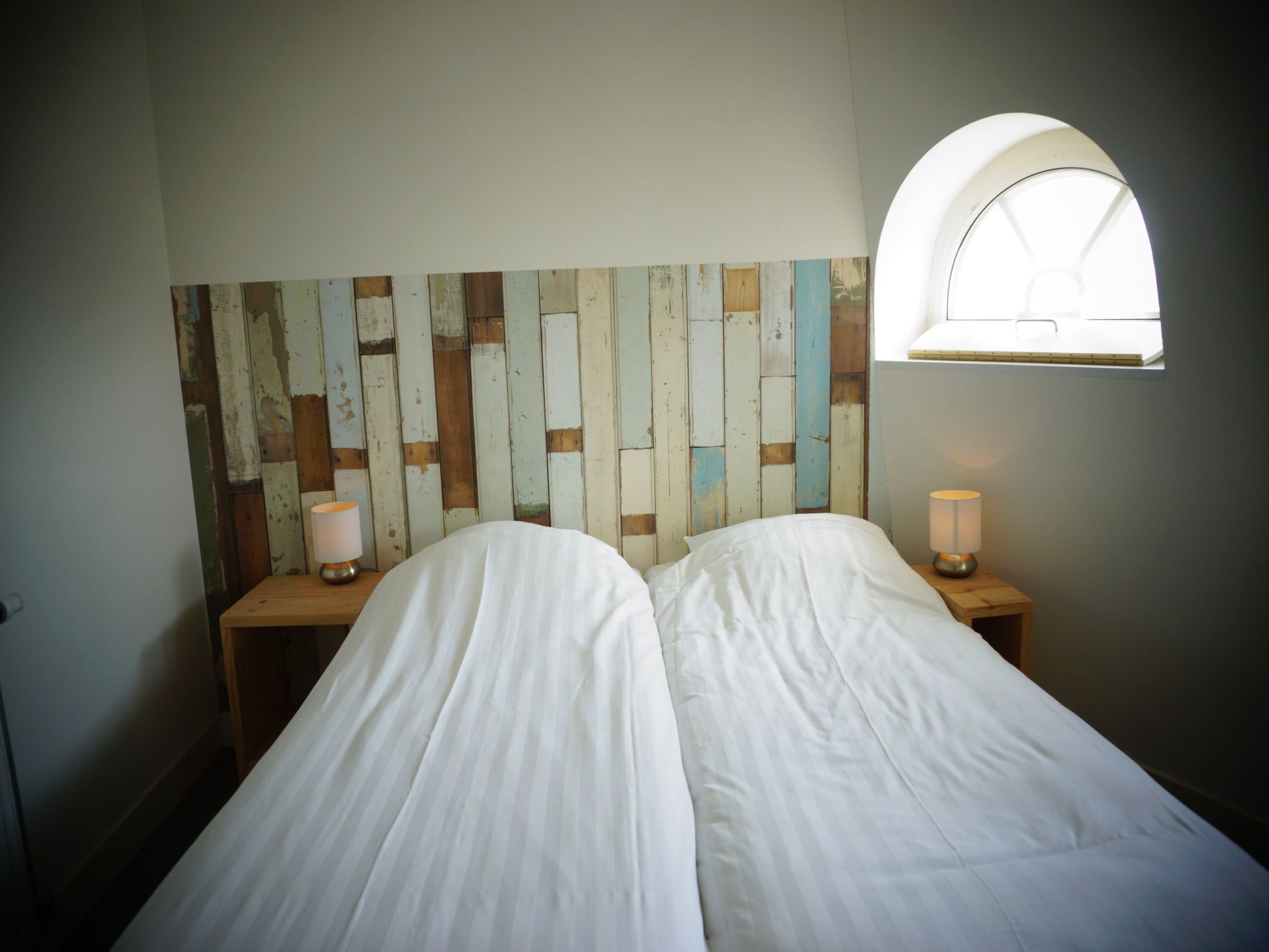 Een slaapkamer van Watertoren Vlissingen 16 pax in Vlissingen