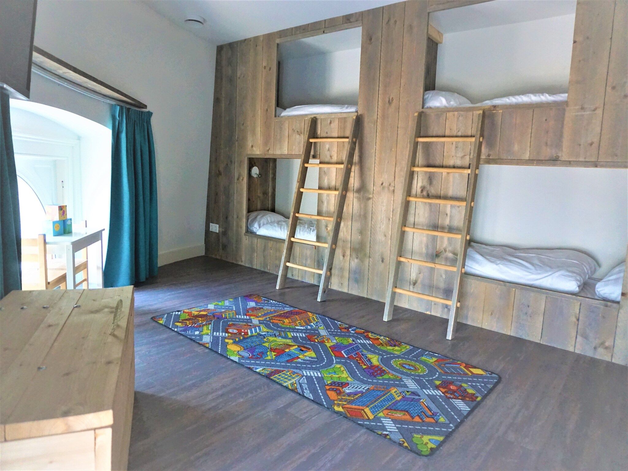 Een slaapkamer van Watertoren Vlissingen 16 pax in Vlissingen