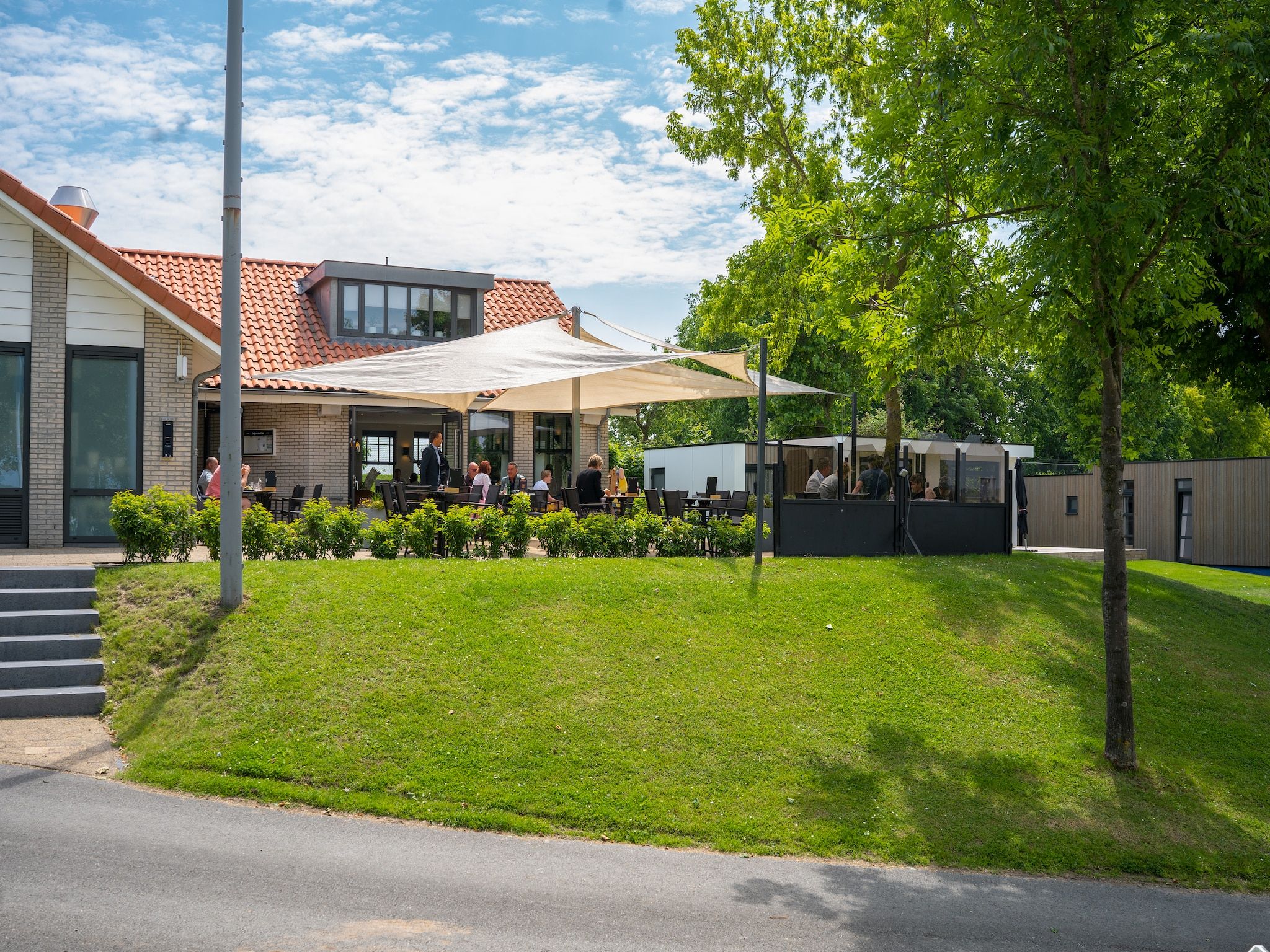 De tuin van MarinaPark Bad Nederrijn 1 in Maurik