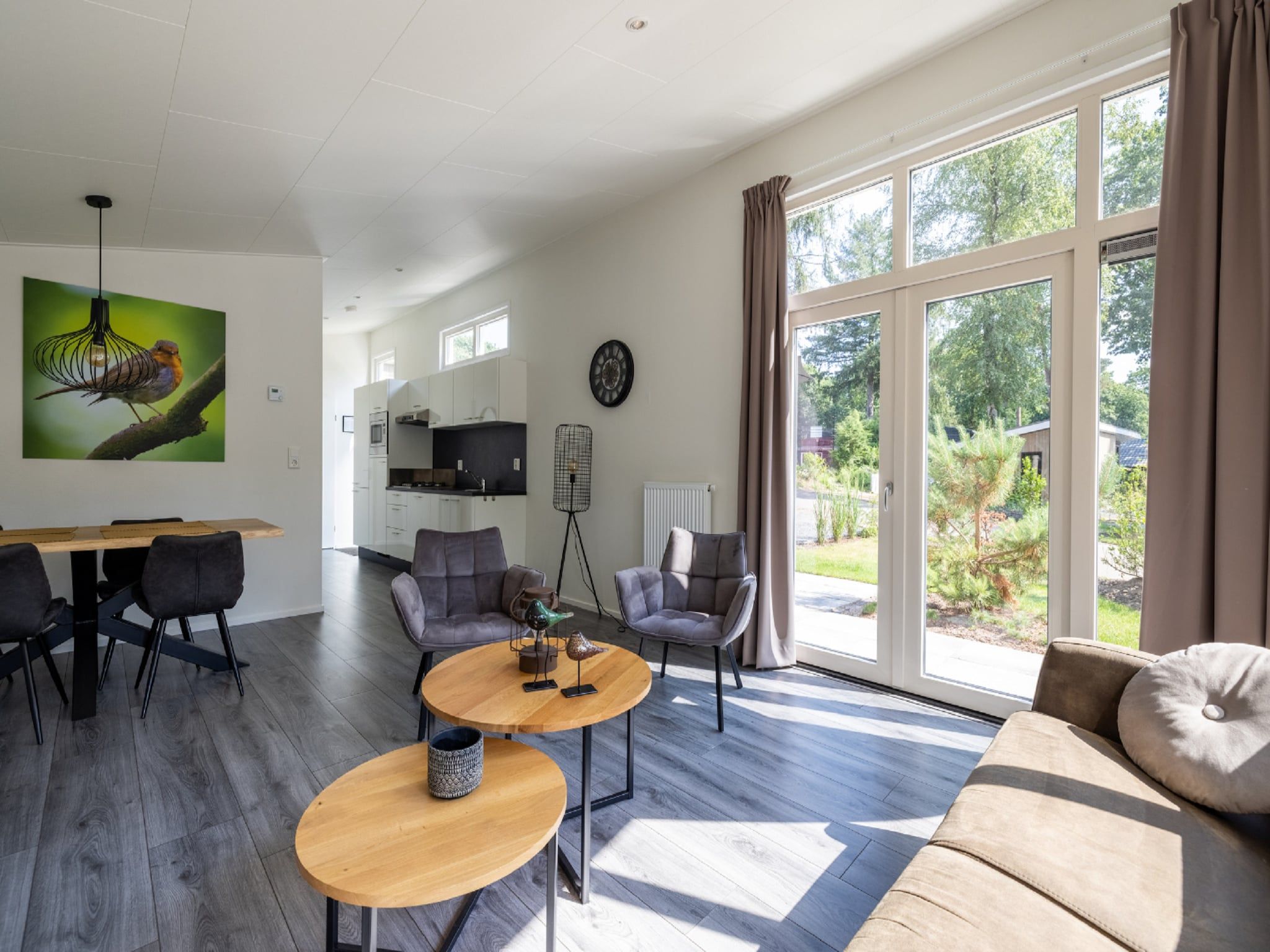 De woonkamer van Vakantiepark De Rimboe & De Woeste Hoogte 27 in Hoenderloo