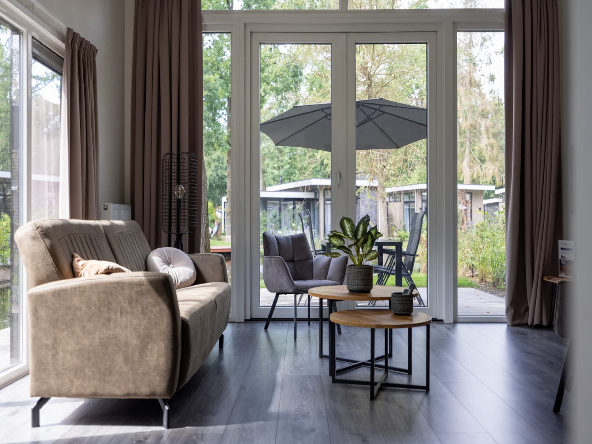 De woonkamer van Vakantiepark De Rimboe & De Woeste Hoogte 27 in Hoenderloo