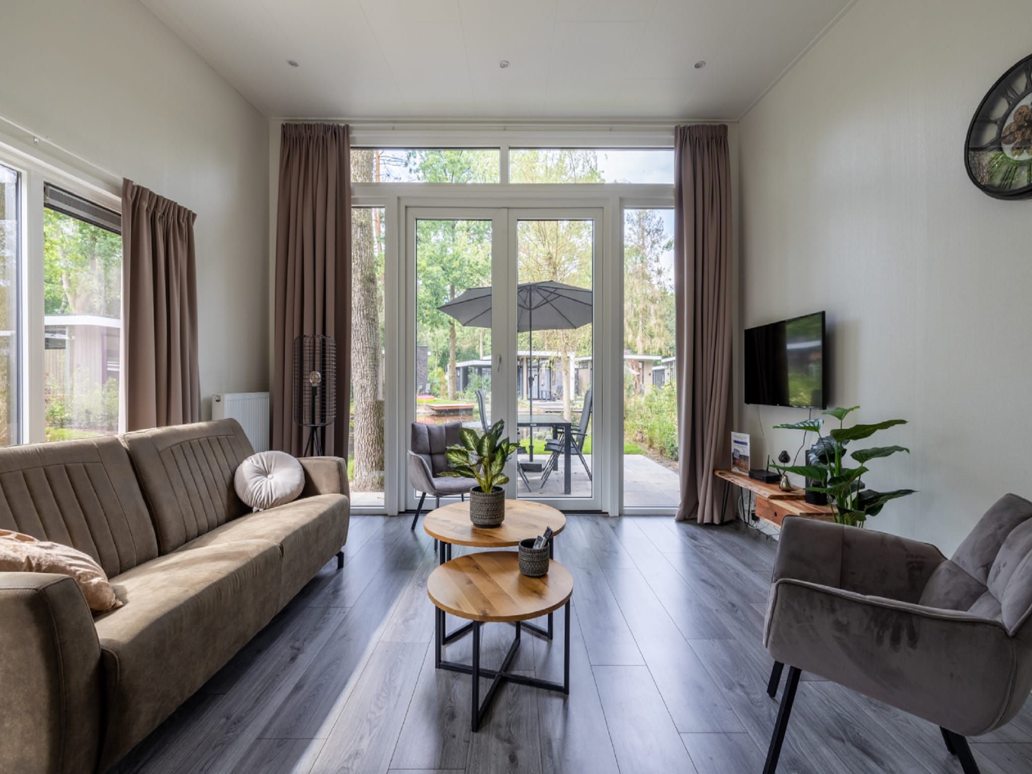 De woonkamer van Vakantiepark De Rimboe & De Woeste Hoogte 27 in Hoenderloo