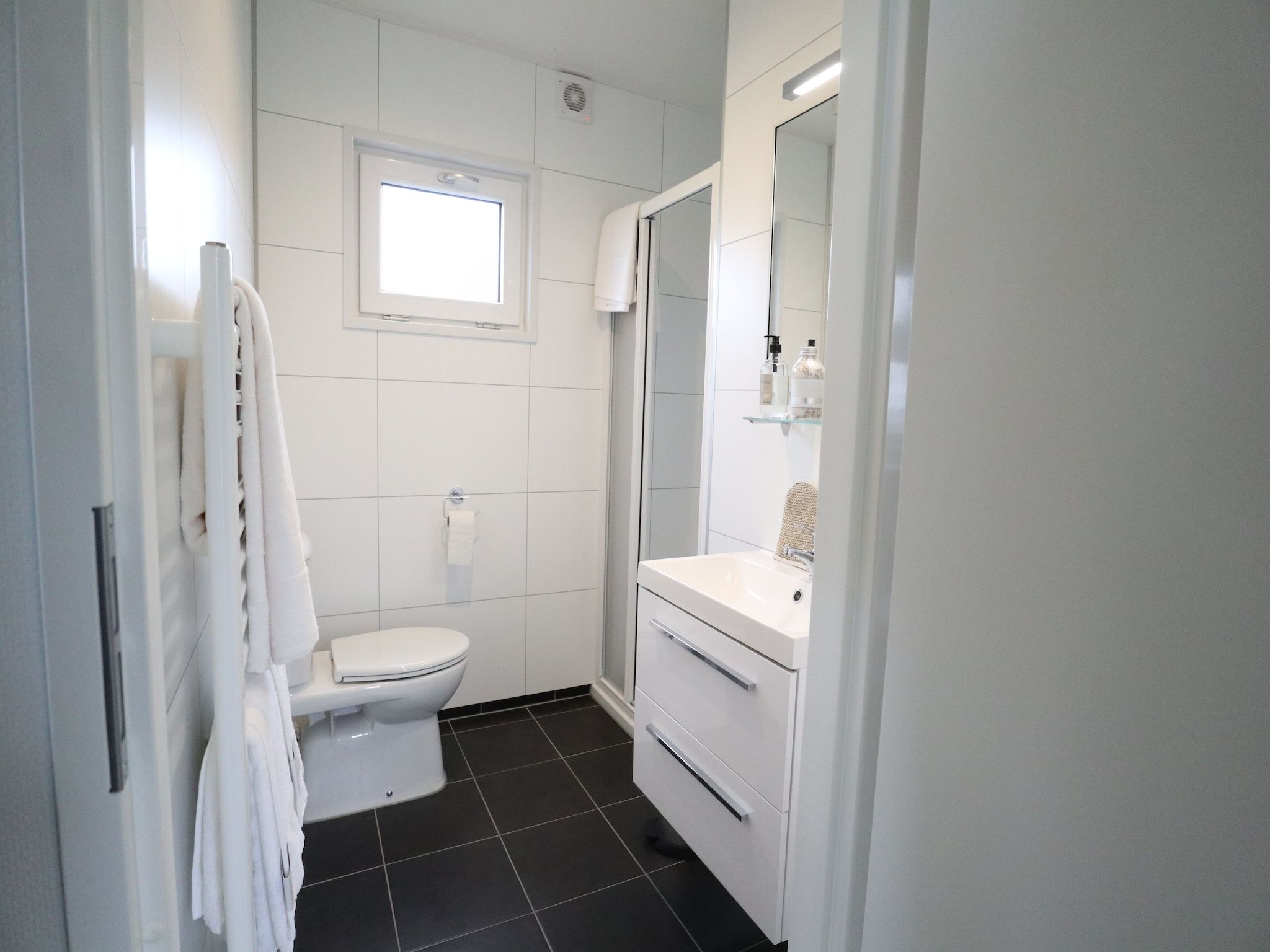 De badkamer van Cube la Mer 4 in Olburgen