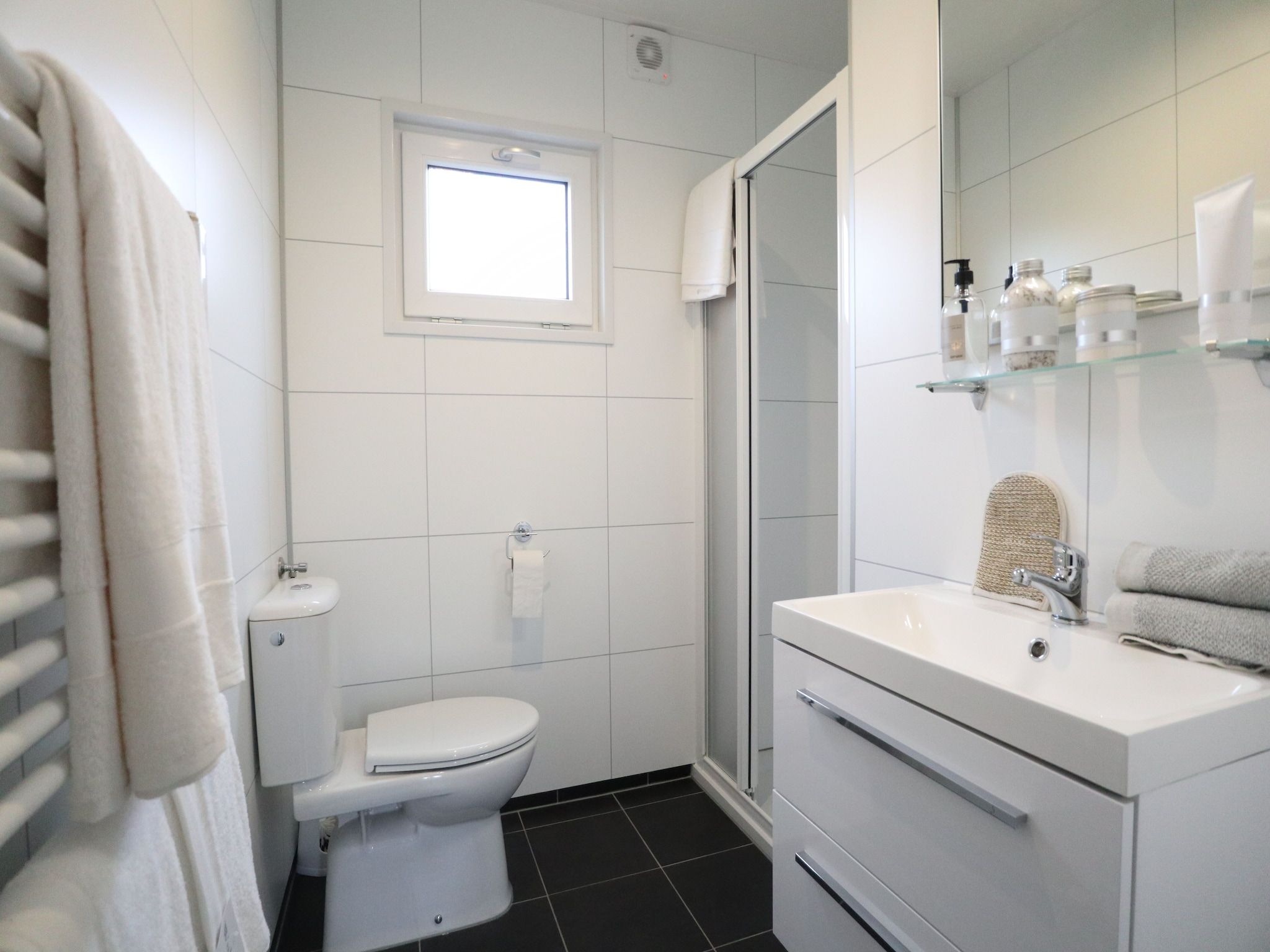 De badkamer van Cube la Mer 4 in Olburgen