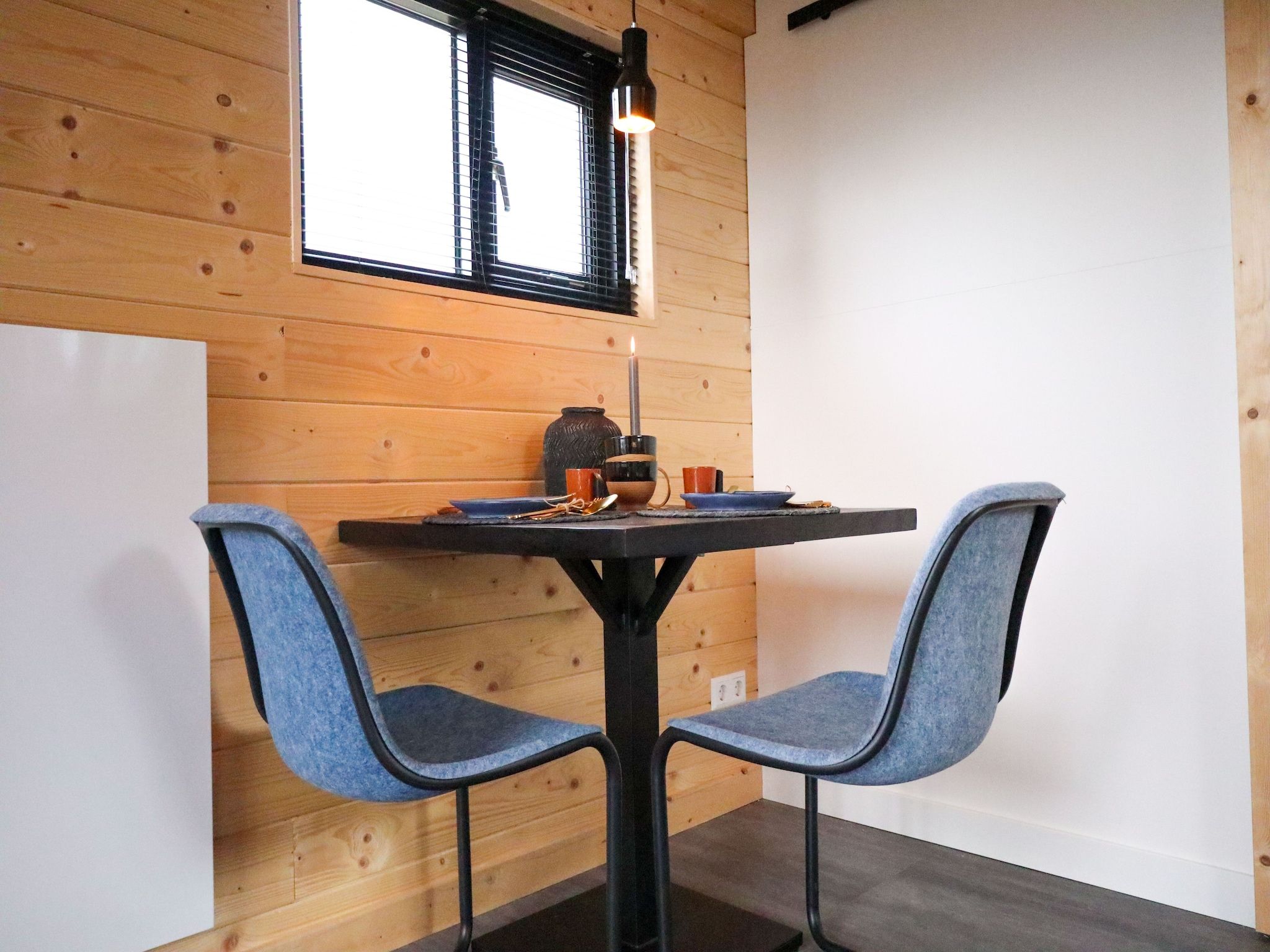 De eetkamer van Tiny House 2 in Olburgen