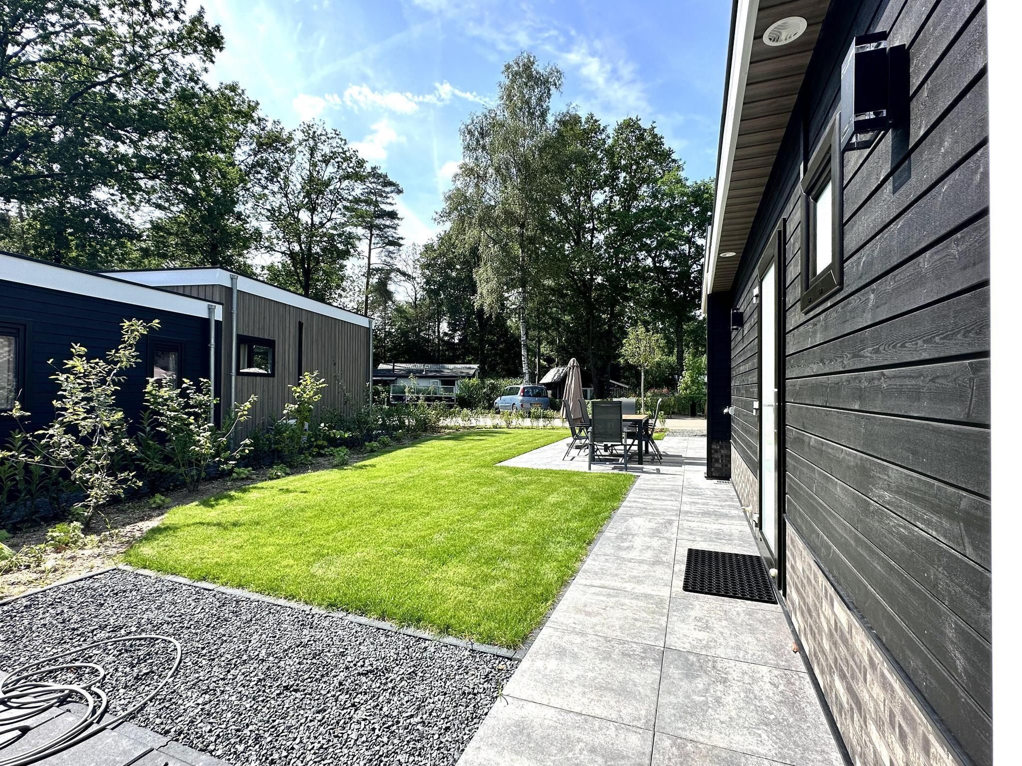 Het terras van Vakantiepark De Rimboe & De Woeste Hoogte 28 in Hoenderloo