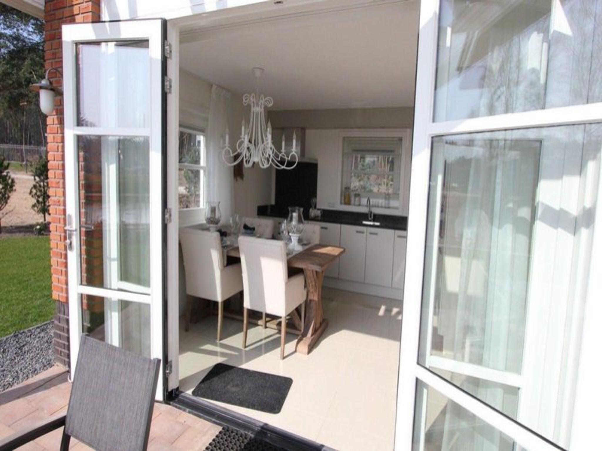 De eetkamer van Strandvilla&nbsp;6 in Otterlo