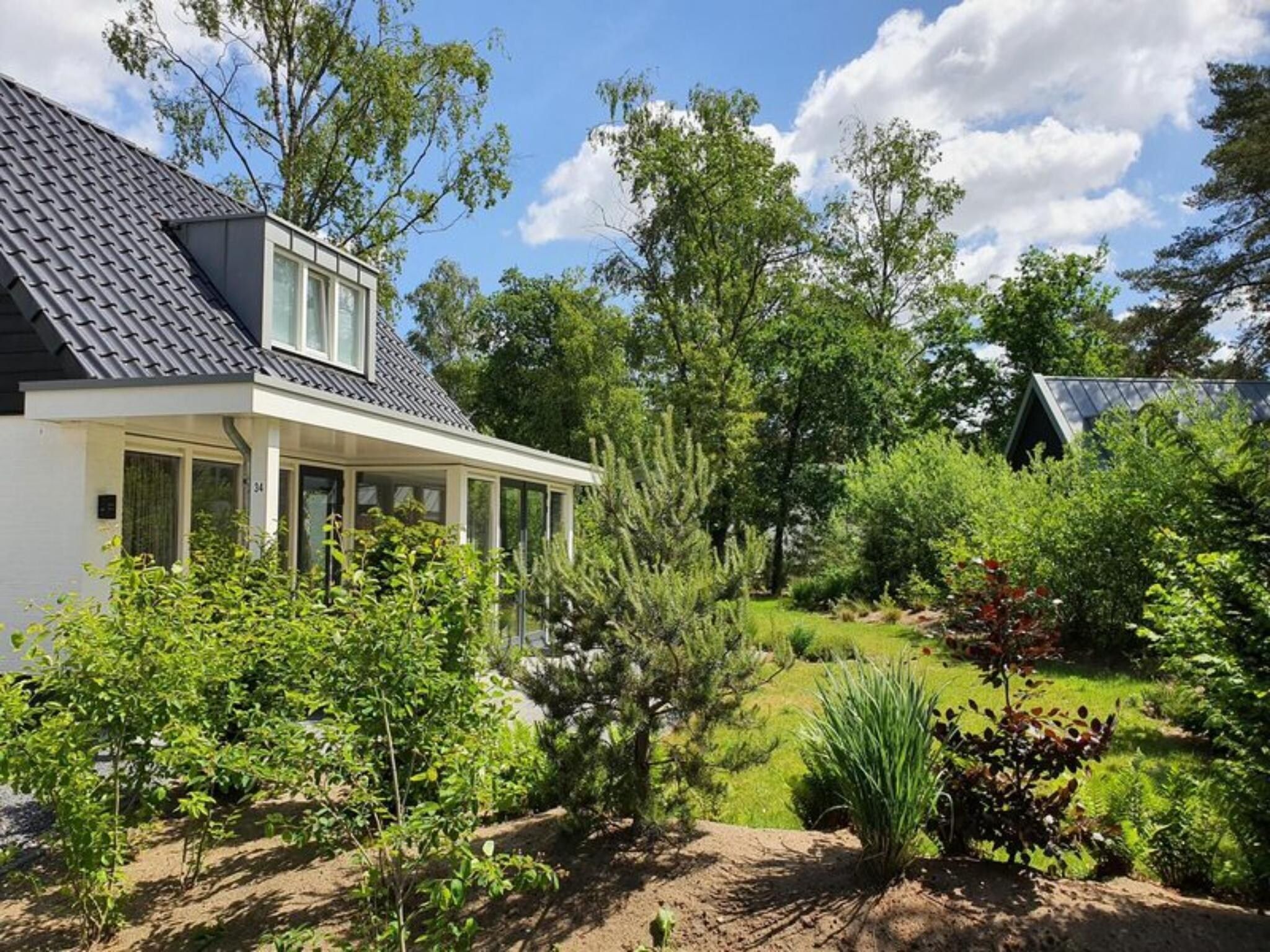 De tuin van Strandvilla&nbsp;6 in Otterlo
