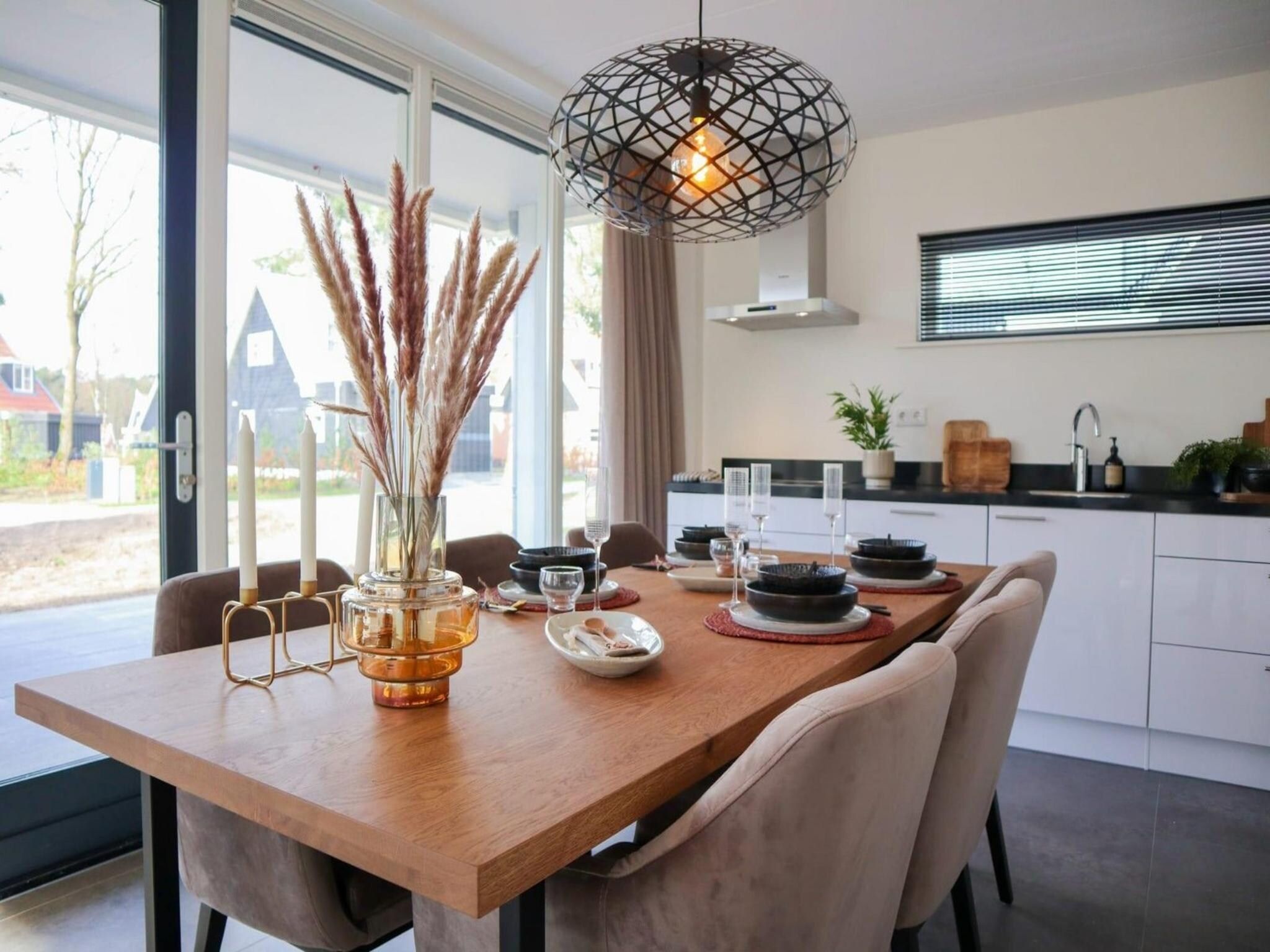 De eetkamer van Villa Wellness 4 in Otterlo