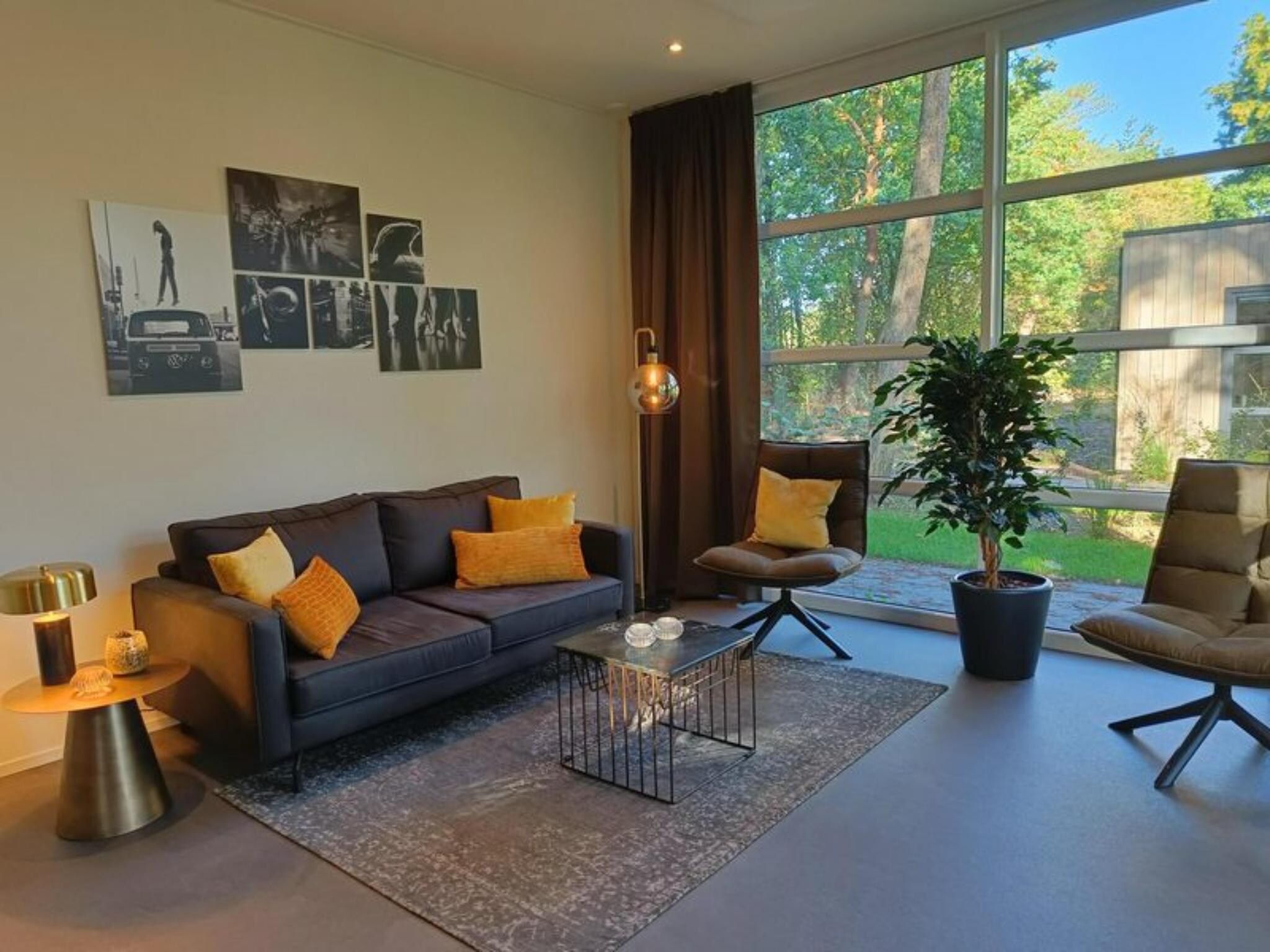De woonkamer van L-Cube 6 in Otterlo