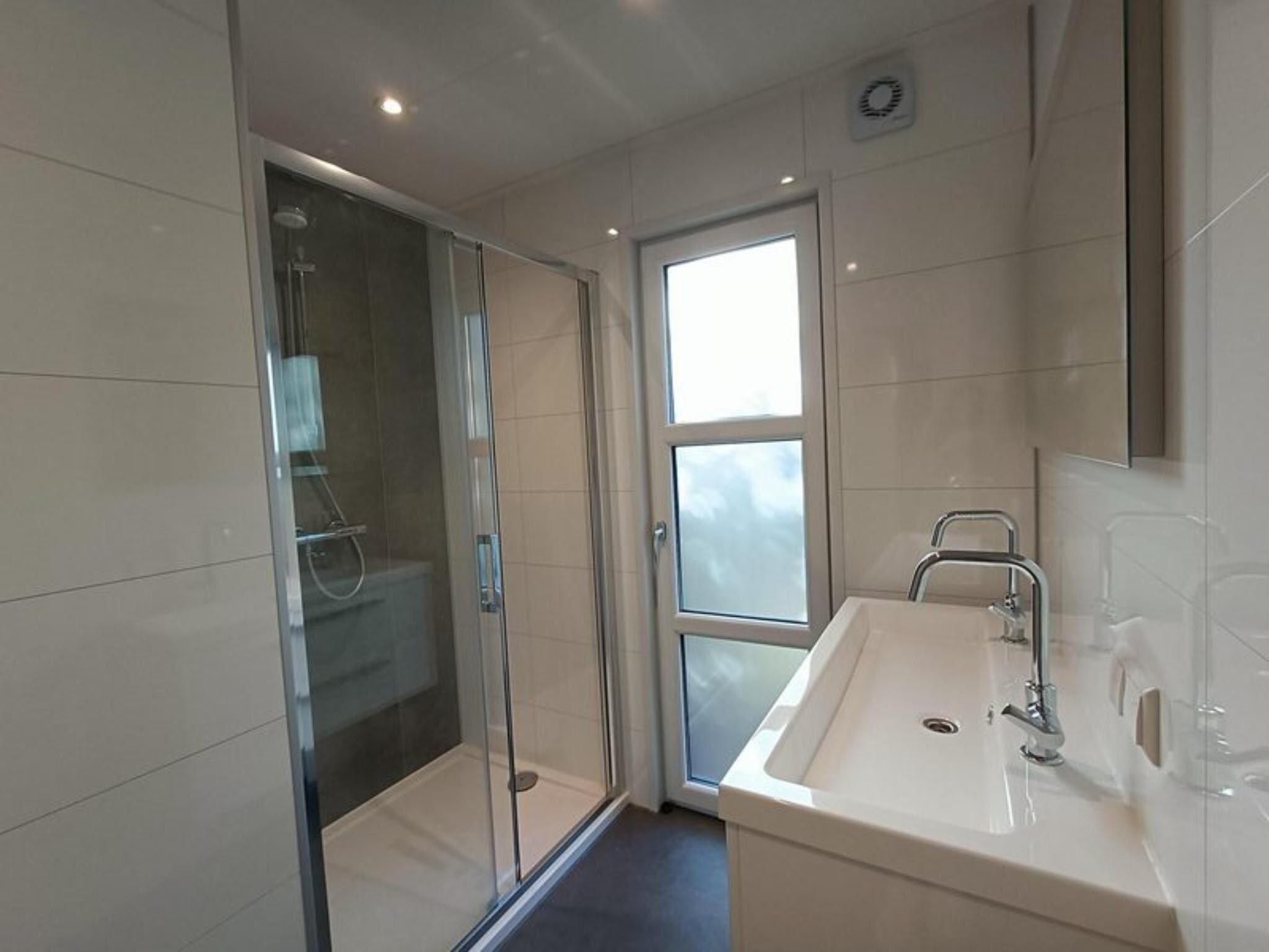 De badkamer van L-Cube 6 in Otterlo