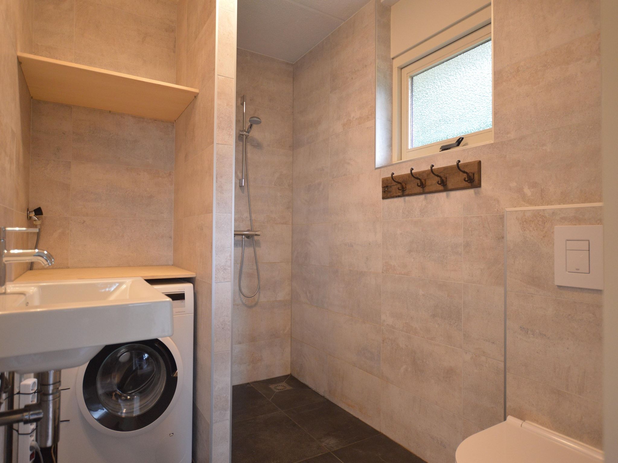 De badkamer van Buitenplaats Berg en Bos nummer 4 in Lemele