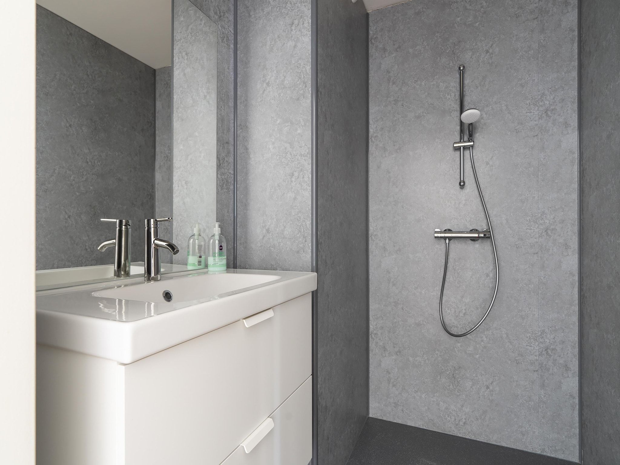 De badkamer van Vrijersduin in Nes